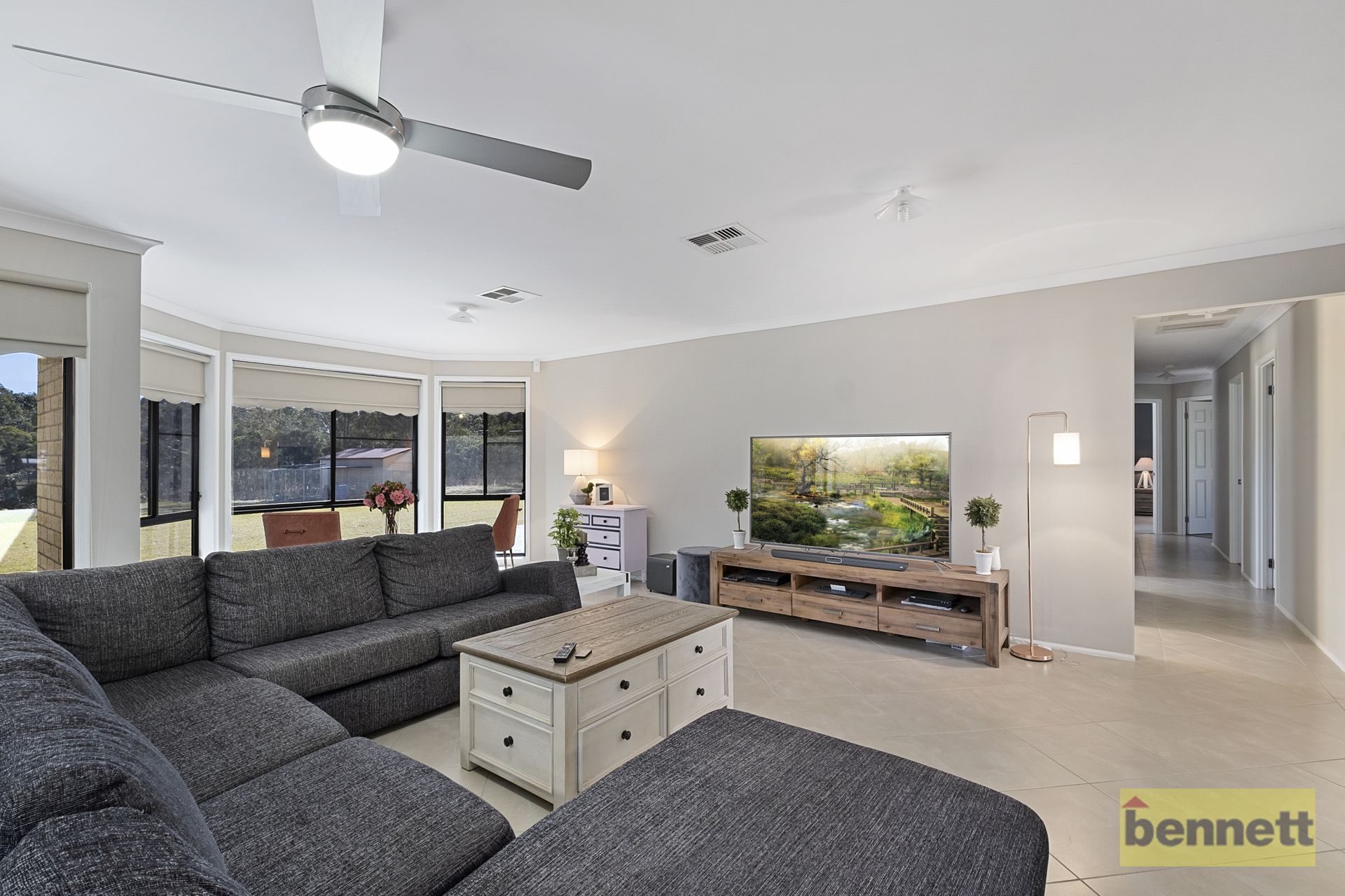 5.2 ACRES – MAGNIFICENT HOME, Londonderry - Thumbnail 4