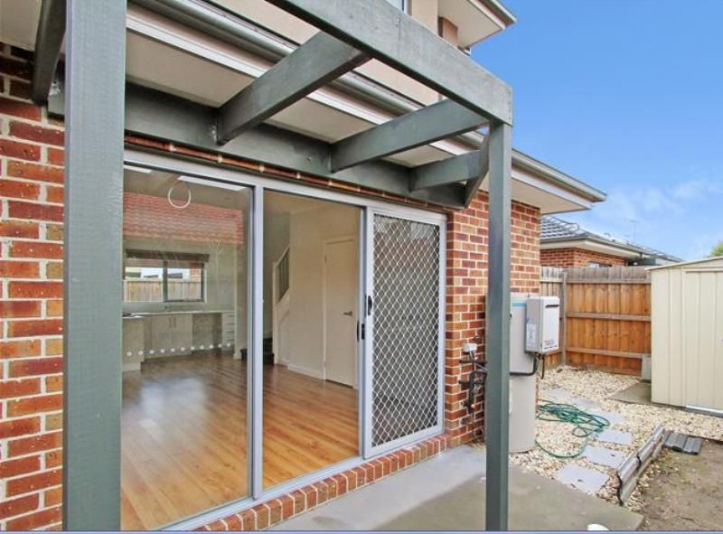 PRICE IS $270-$290PW LOOKING FOR A GREAT TENANT!