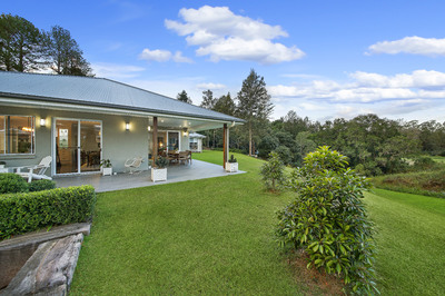 Low Maintenance Luxury - Highest quality – backs parkland and river