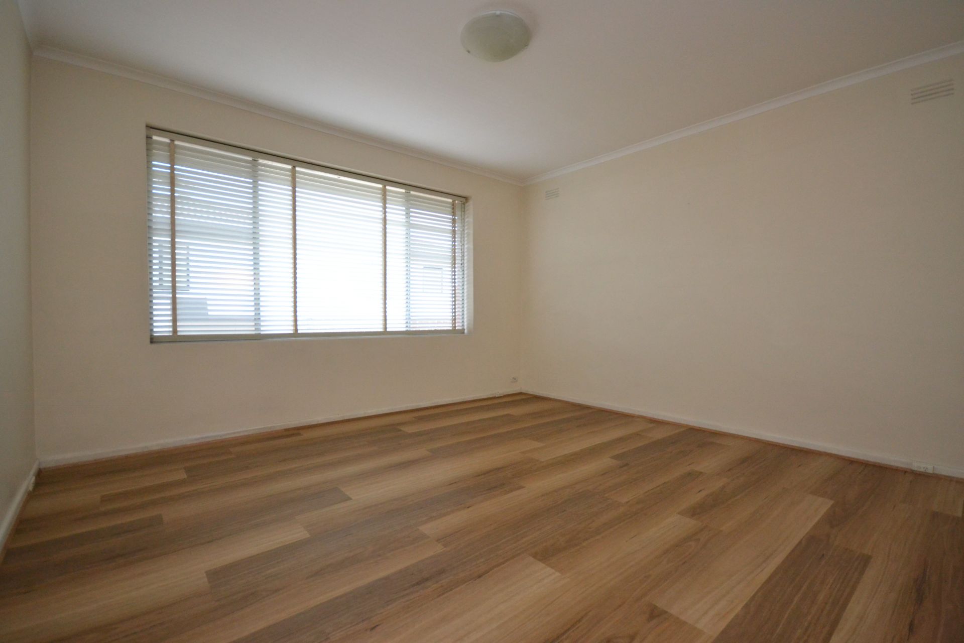 LARGE 2 BEDROOM APARTMENT