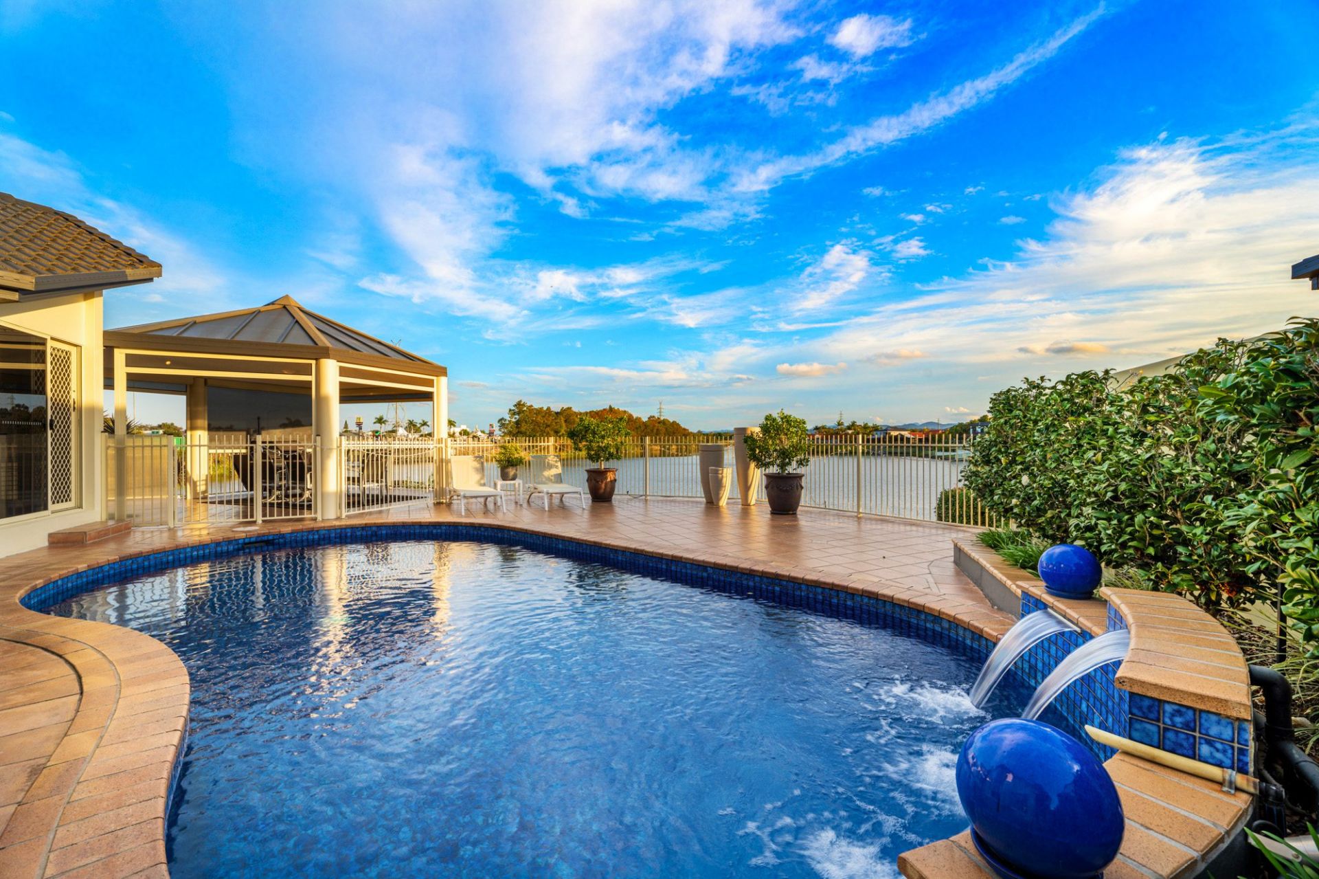 $ 2,010,000, Clear Island Waters - Thumbnail 2