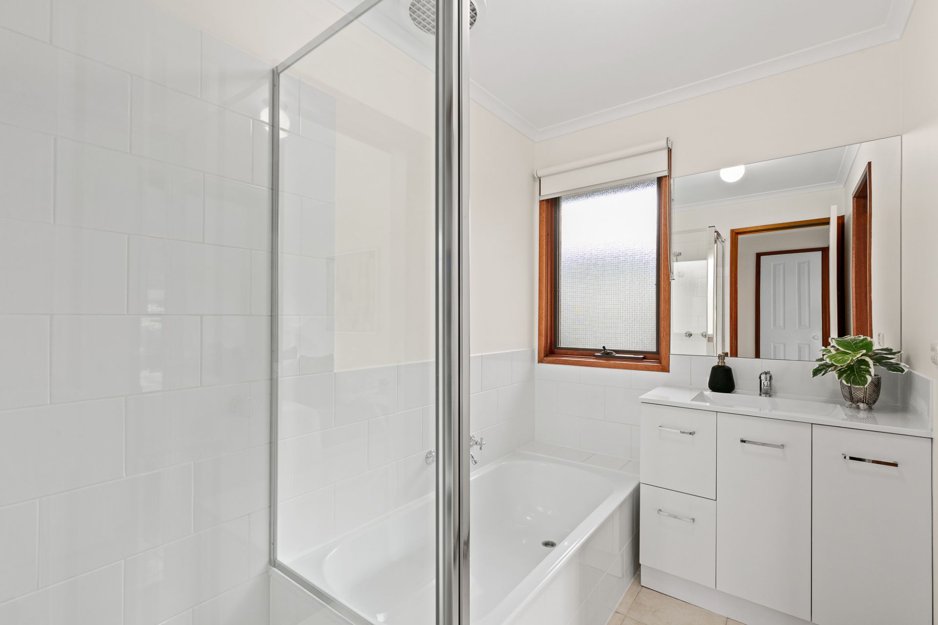 AN IMMACULATE 4 BEDDER
