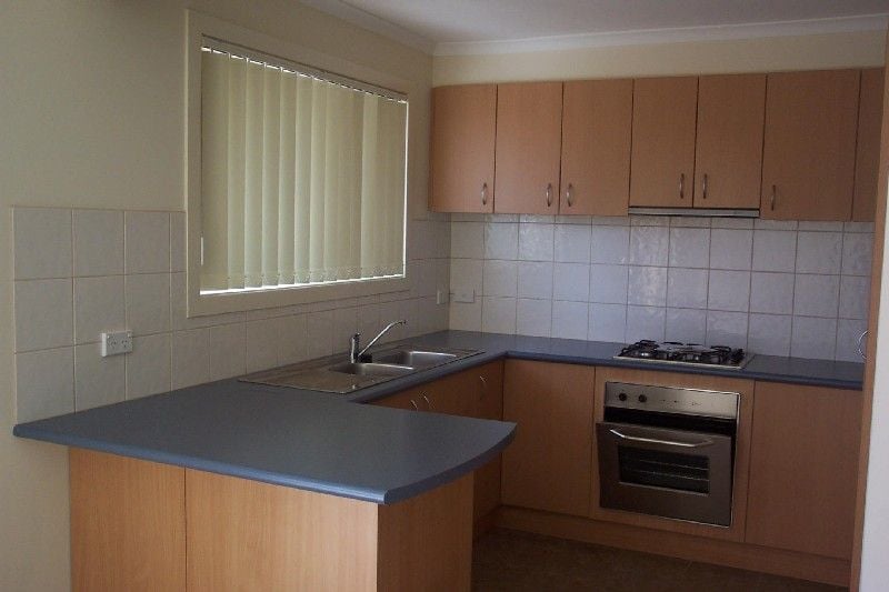 MODERN TOWNHOUSE AT THE RIGHT PRICE !!!