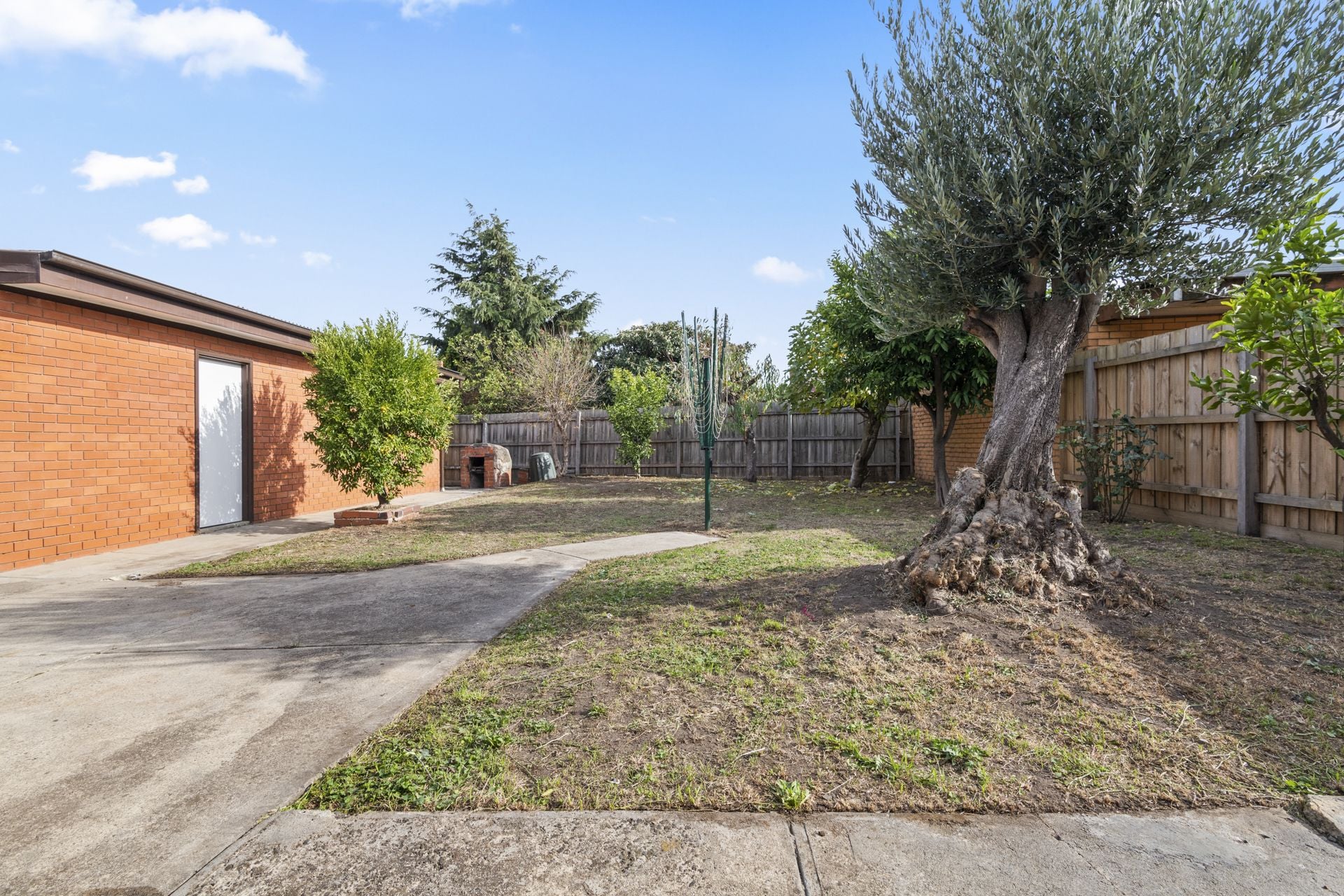 PERFECT FAMILY HOME - APPROX 635m2 LAND