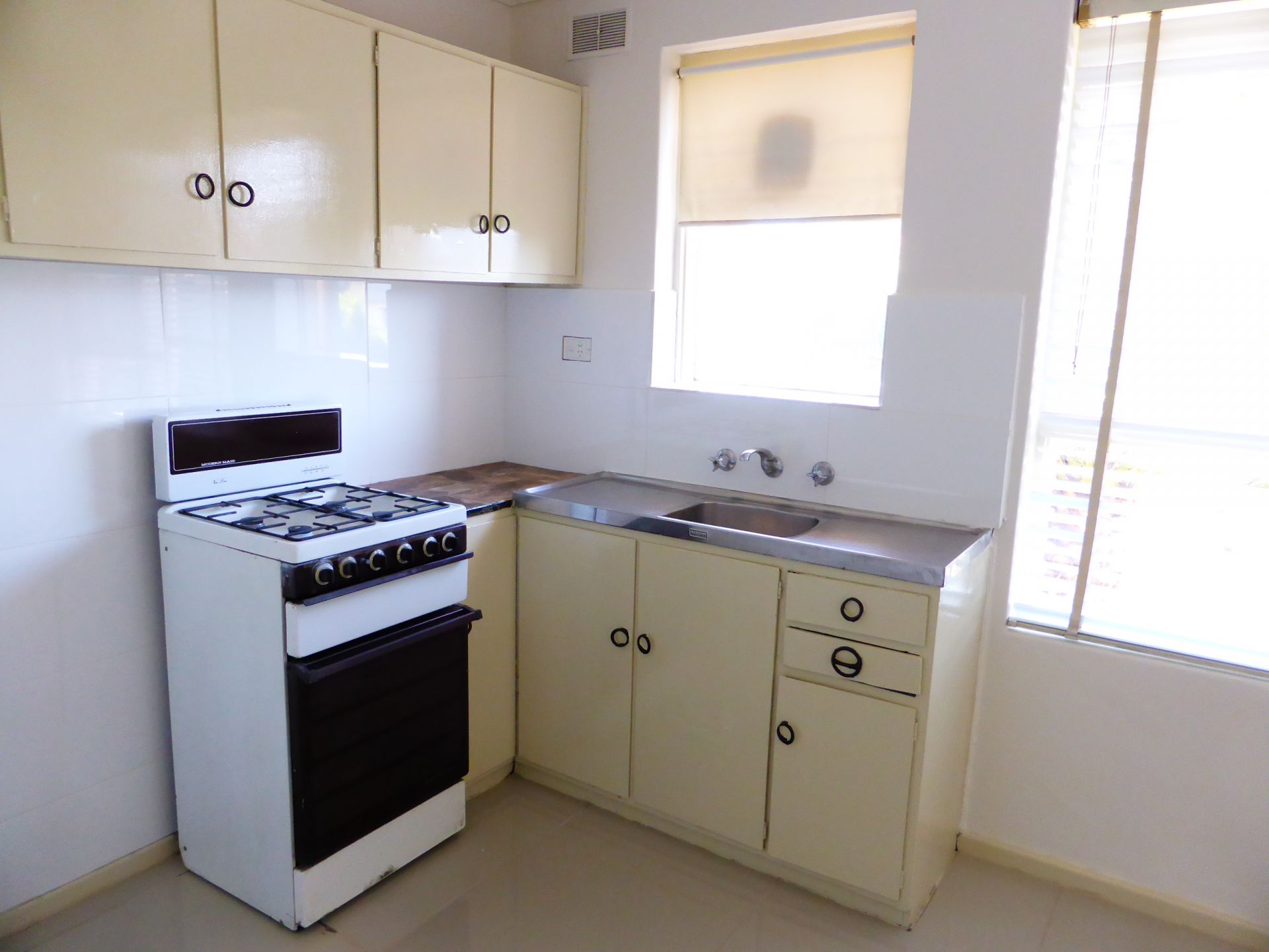 Spacious 2 Bedroom Apartment Walking Distance To High Street
