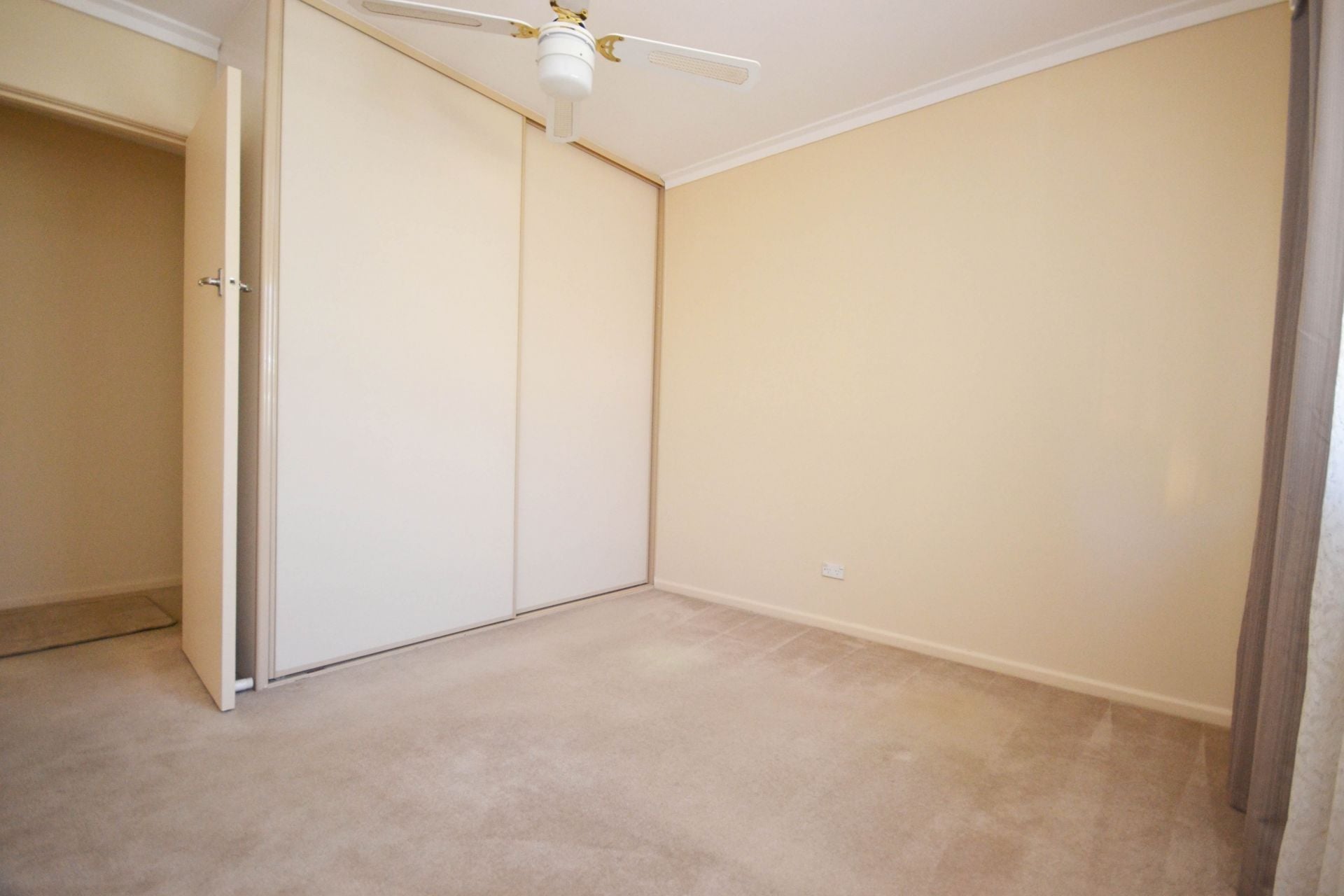 EXTRA LARGE WITHIN WALKING DISTANCE TO PLENTY ROAD SHOPS AND TRAM