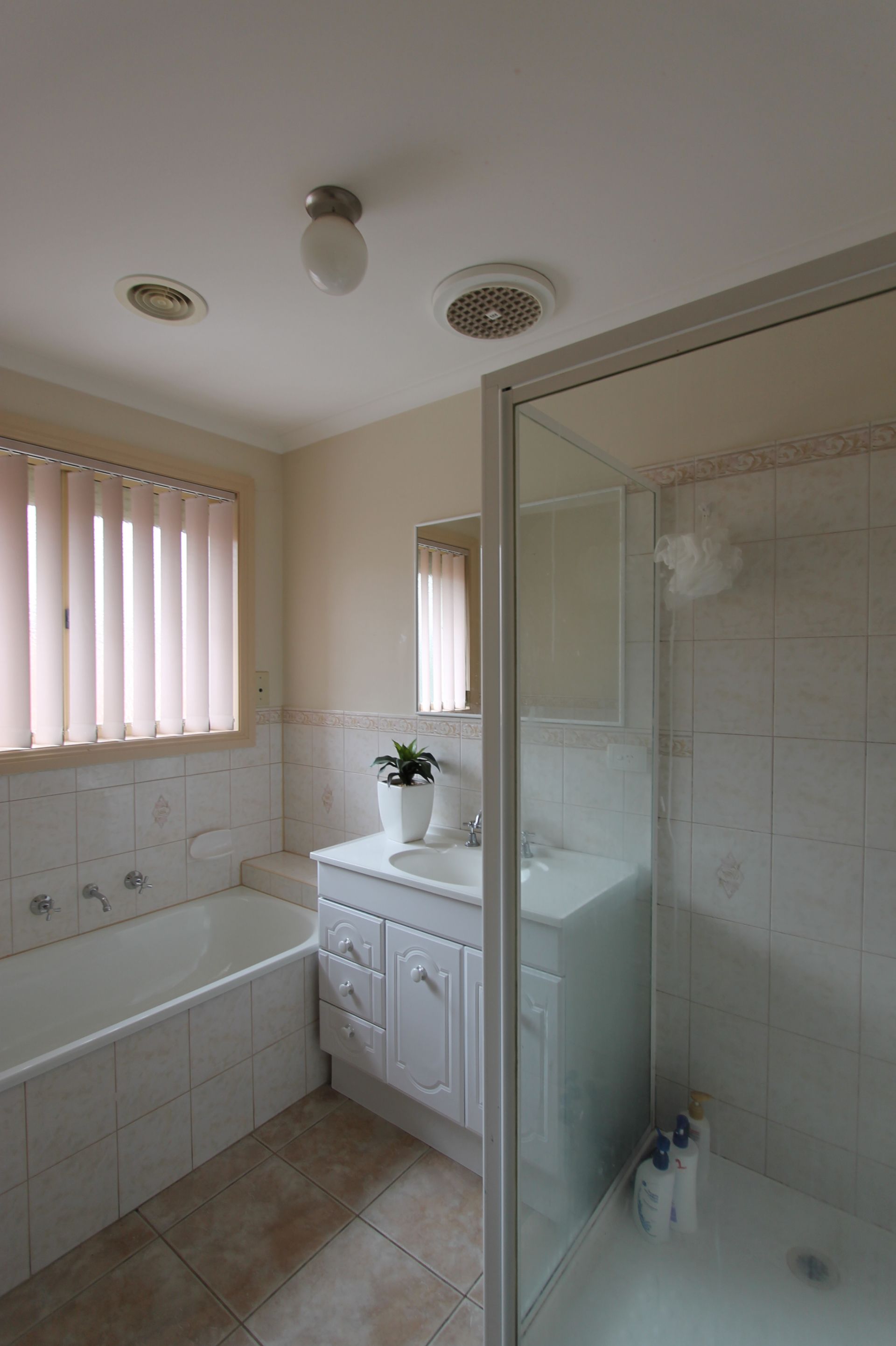 LOOK NO FURTHER!! SPACIOUS TOWNHOUSE IN HEART OF EPPING