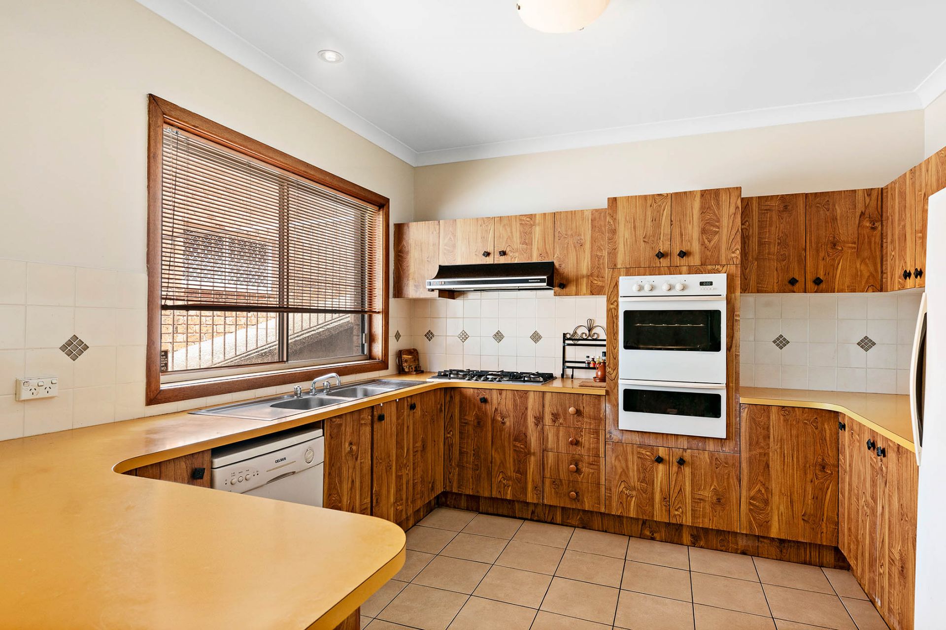 Real Estate For Sale 28 Canberra Road Lake Heights , NSW