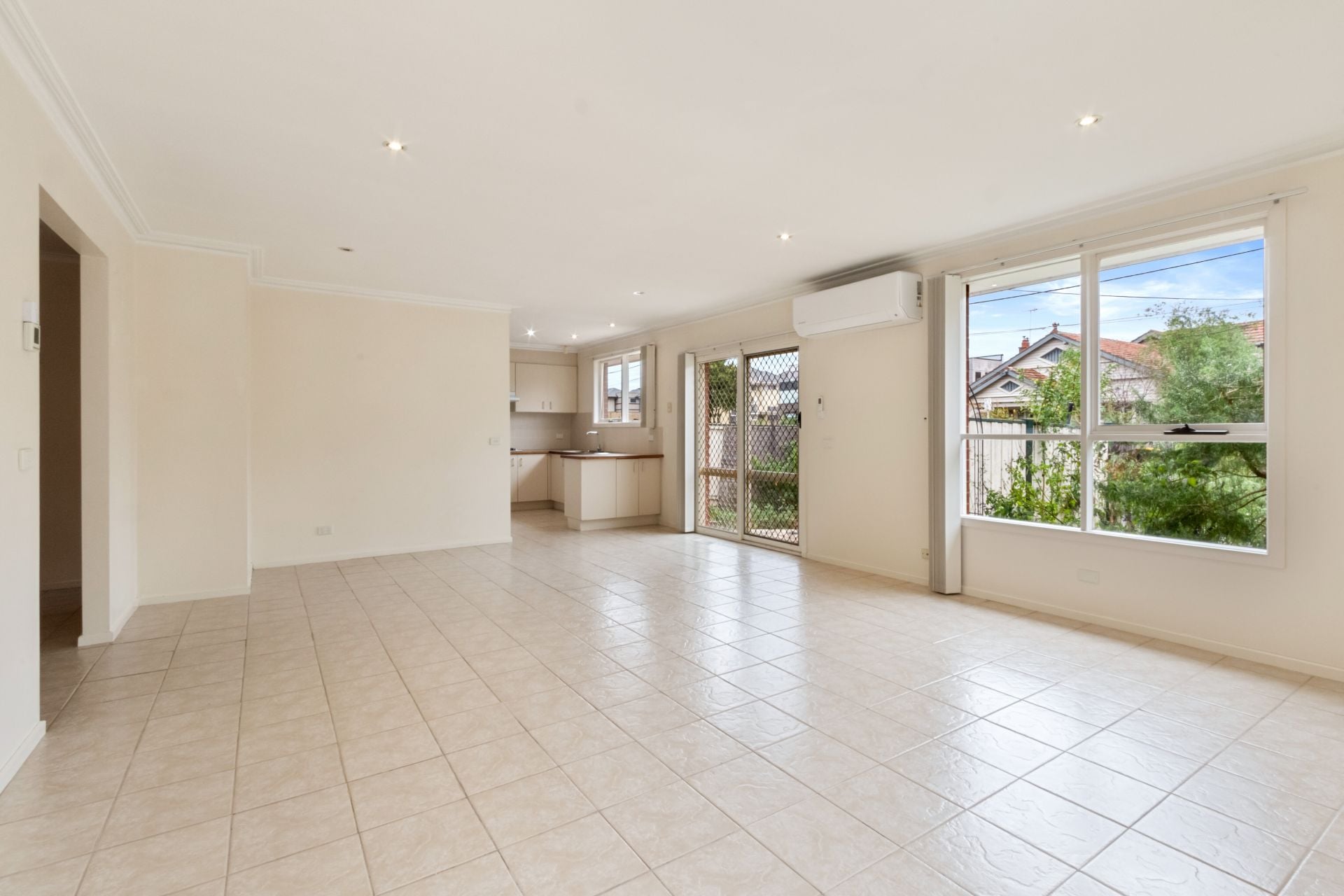 Super Spacious & Conveniently Position Family Home!!