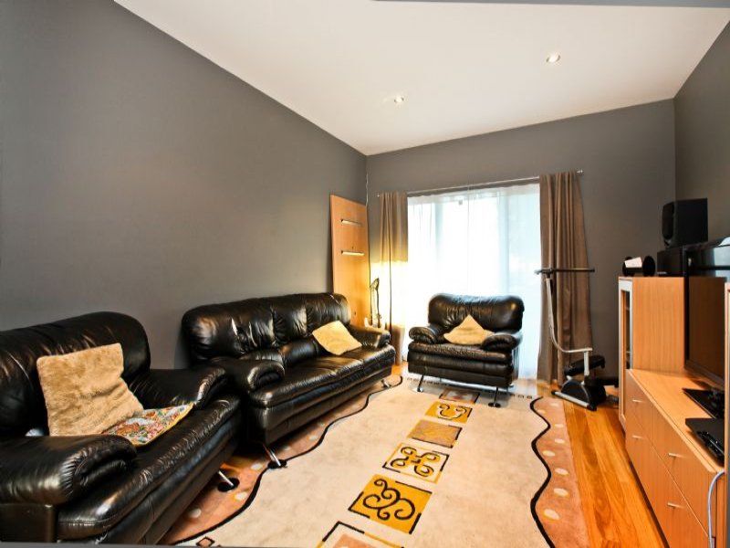 28 Brunton Avenue, Caroline Springs - Thumbnail 8