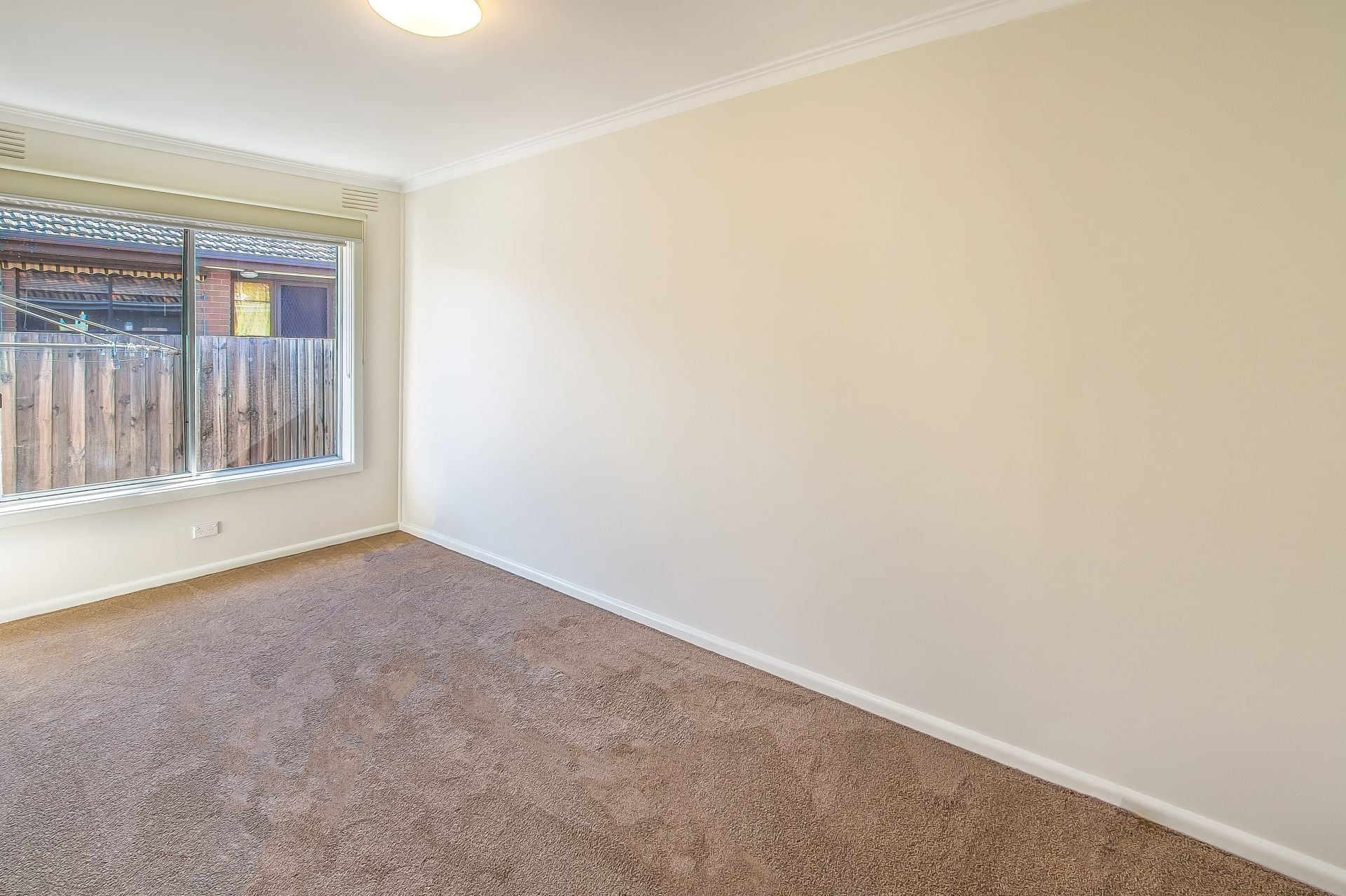 NEAT, TIDY & WELL LOCATED!