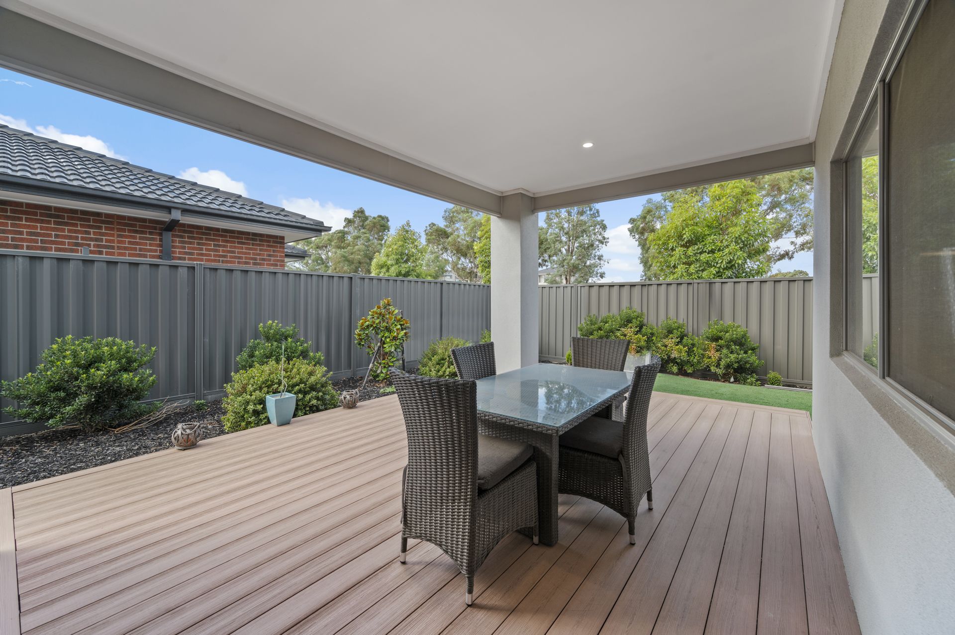 FULLY FURNISHED EX DISPLAY FAMILY HOME