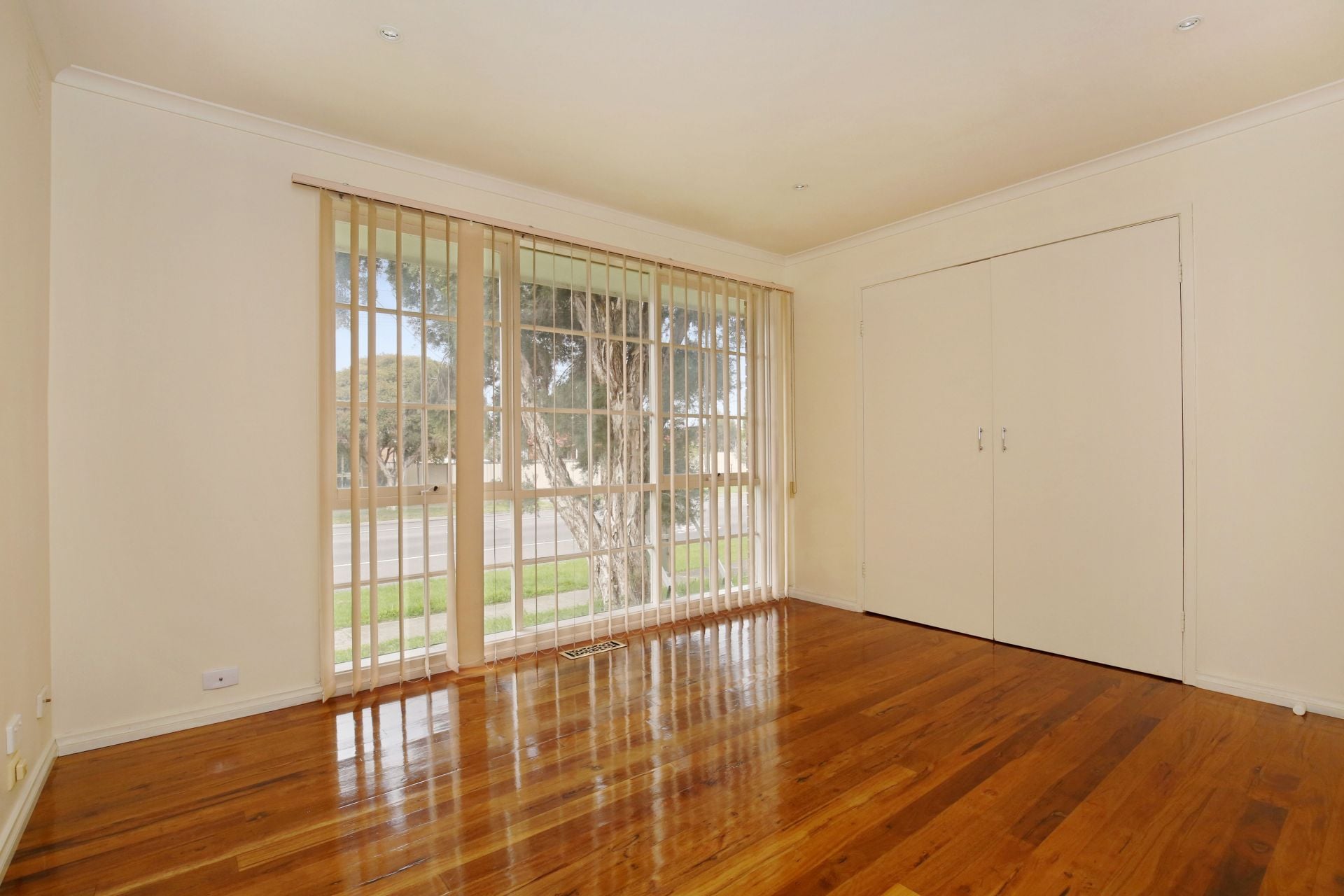 CONVENIENCE & LOCATION **FRESHLY PAINTED**  *Insp Wed 25th Jul @ 5:00pm*