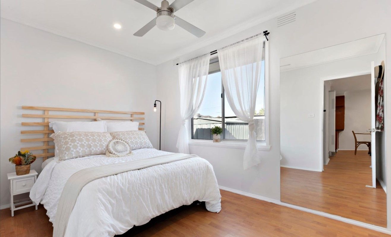 Walking distance to Shops!