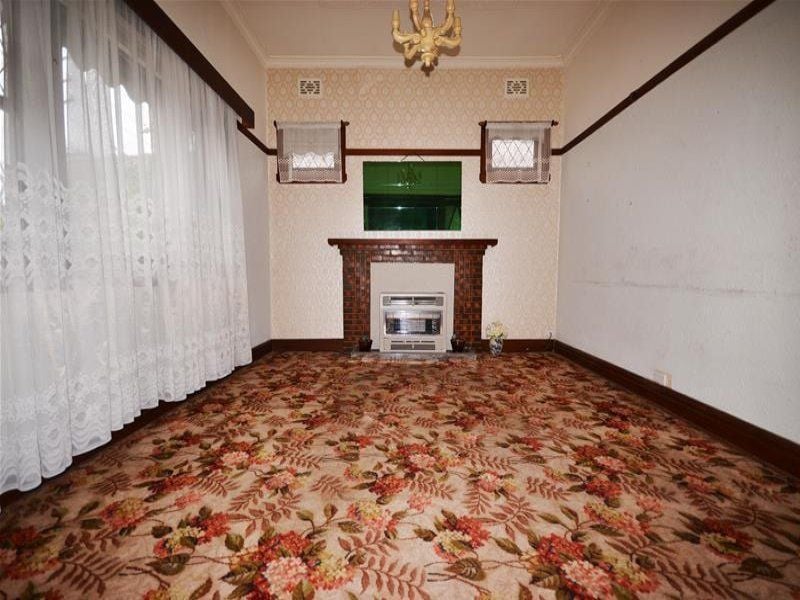 ORIGINAL HOME IN A GREAT LOCATION