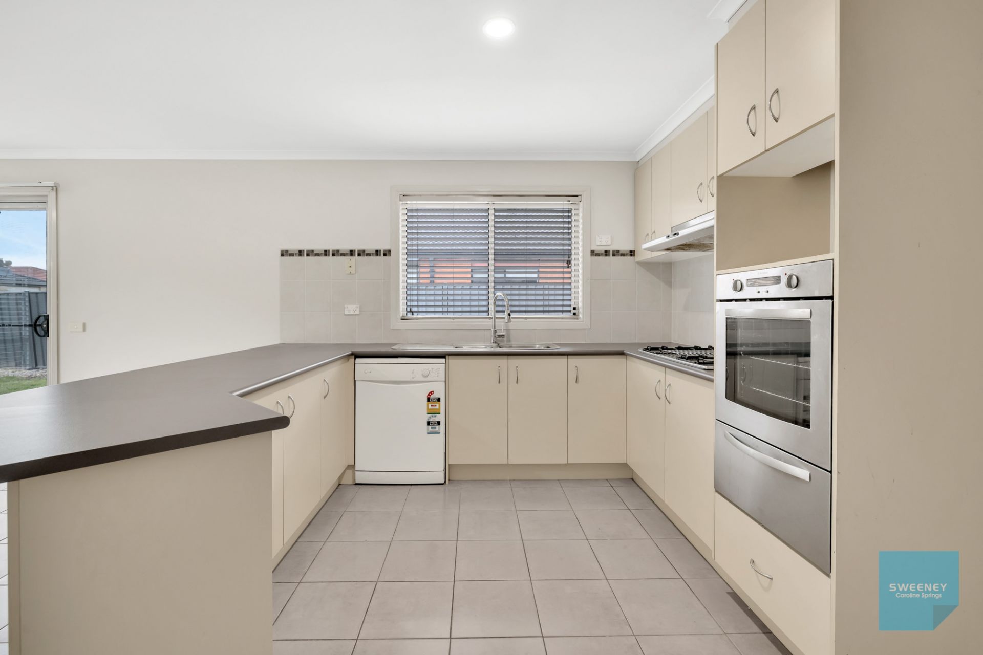 18 Yarra Gum Road, Manor Lakes - Thumbnail 3