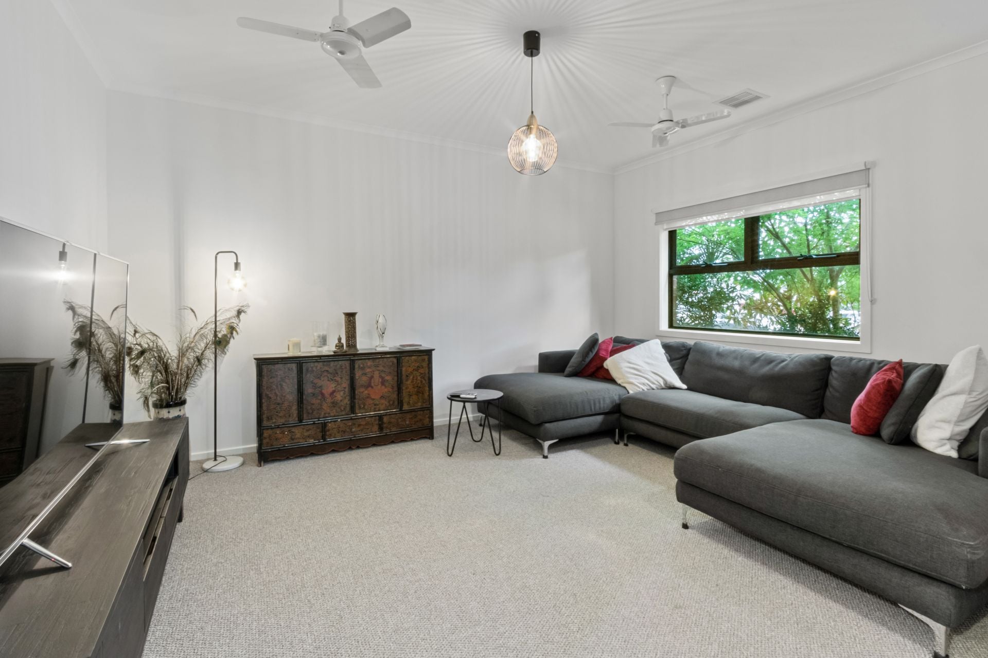 FLAWLESS DESIGN & SPACE IN THE DESIRED AURORA ESTATE