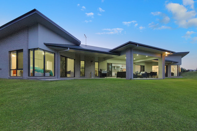 ULTRA MODERN ACREAGE LIVING AT ITS BEST
