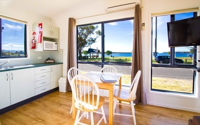 WATERFRONT HOLIDAY PARK - 2 HRS FROM SYDNEY & CANBERRA