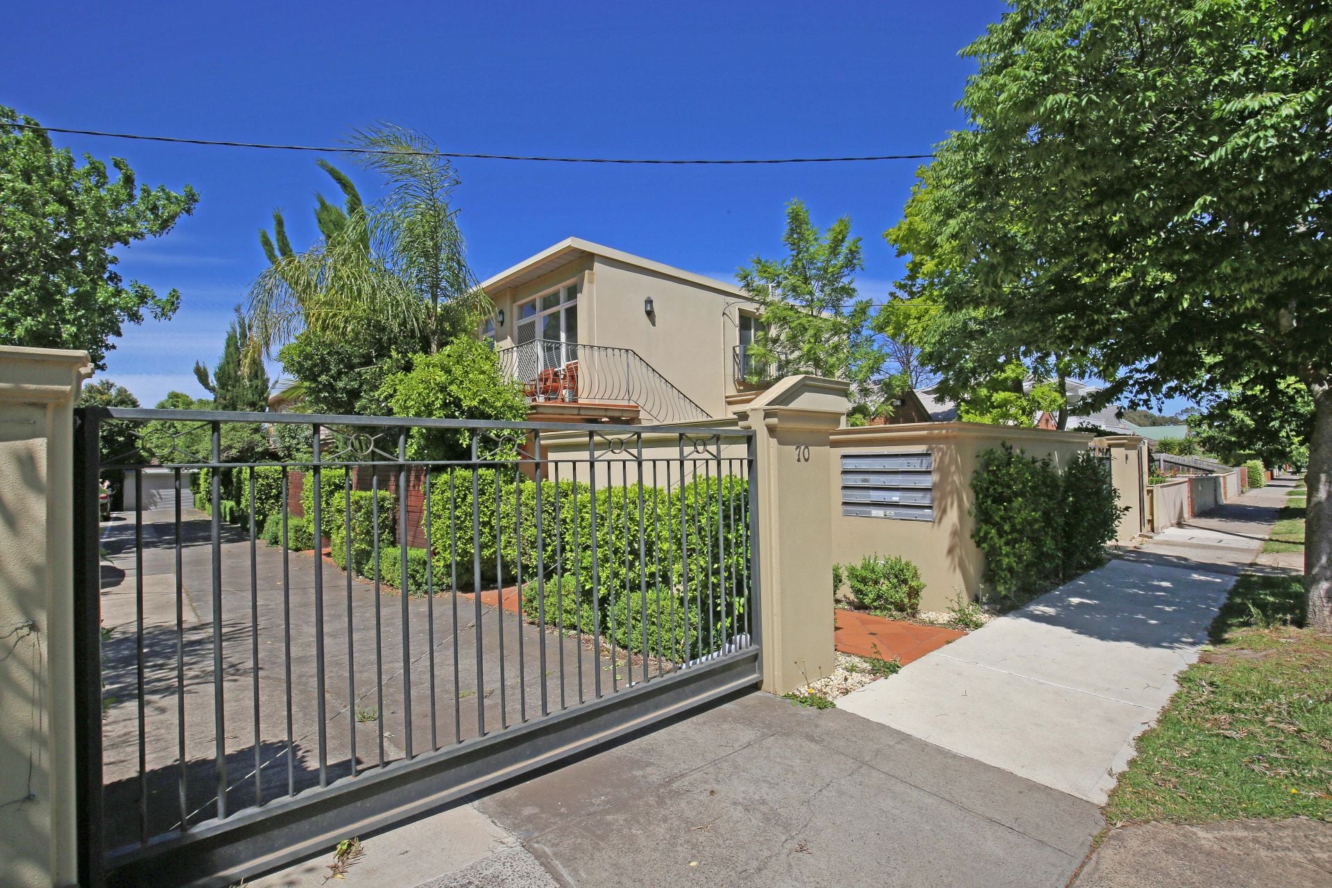 Stylish Thornbury Apartment In Prime Location!