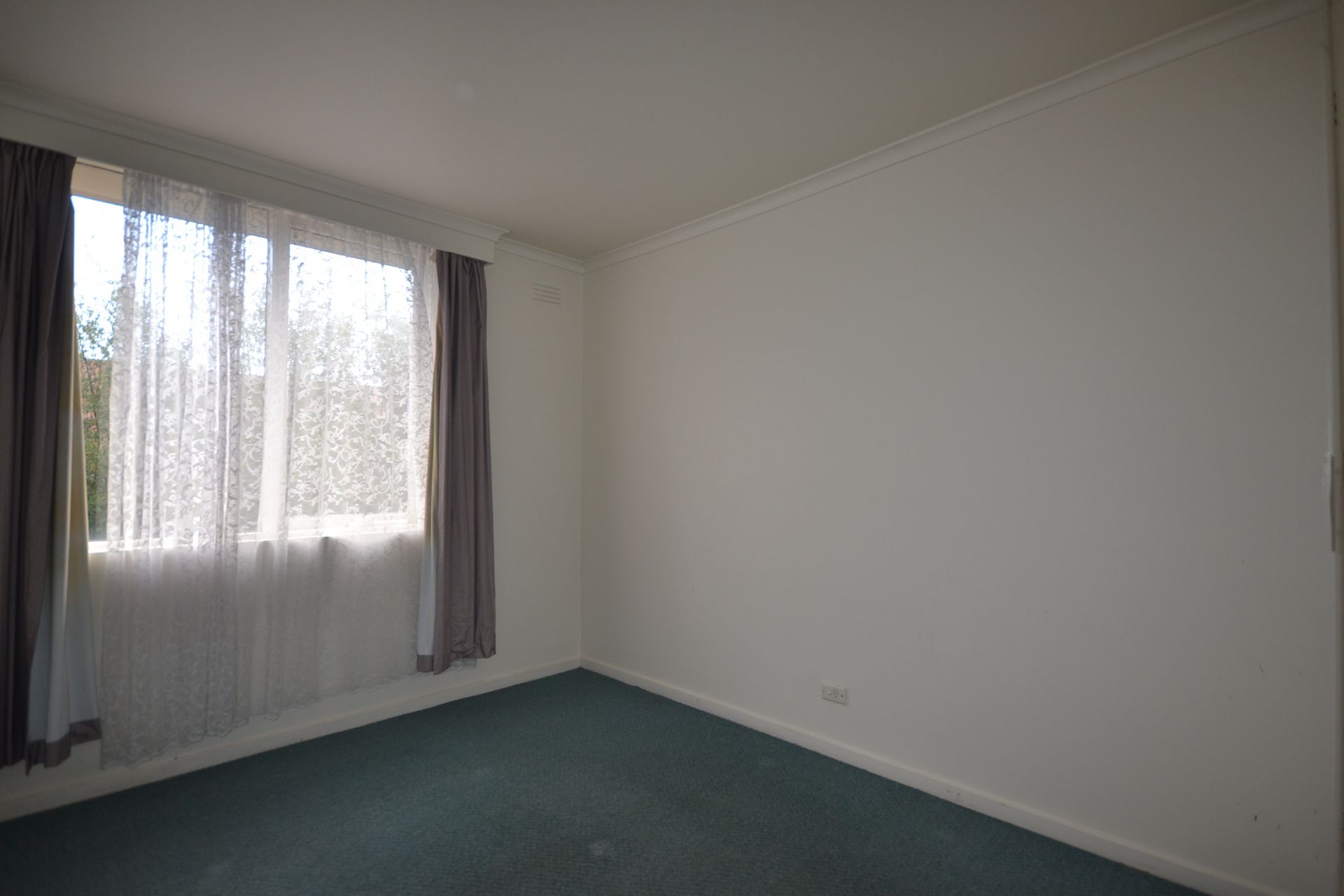 WALKING DISTANCE TO TRAMS AND TRAINS