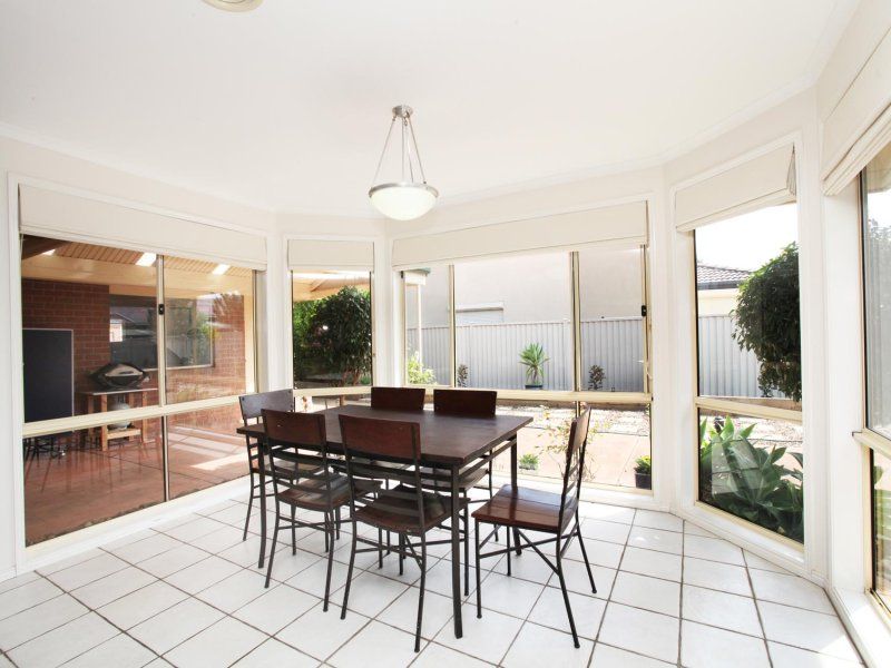 10 Mokoan Close, Caroline Springs - Thumbnail 6
