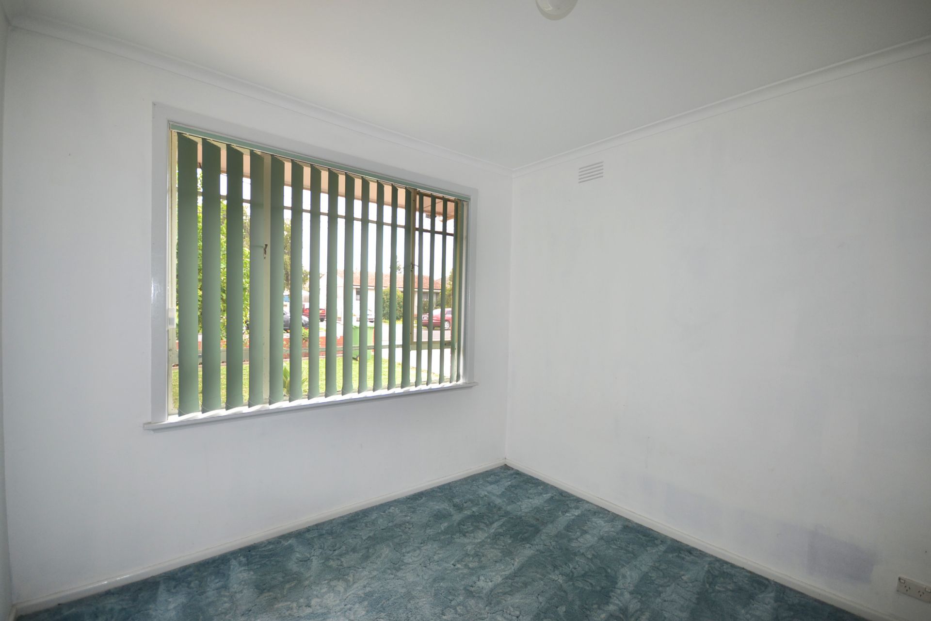 CLEAN AND TIDY 3 BEDROOM HOUSE