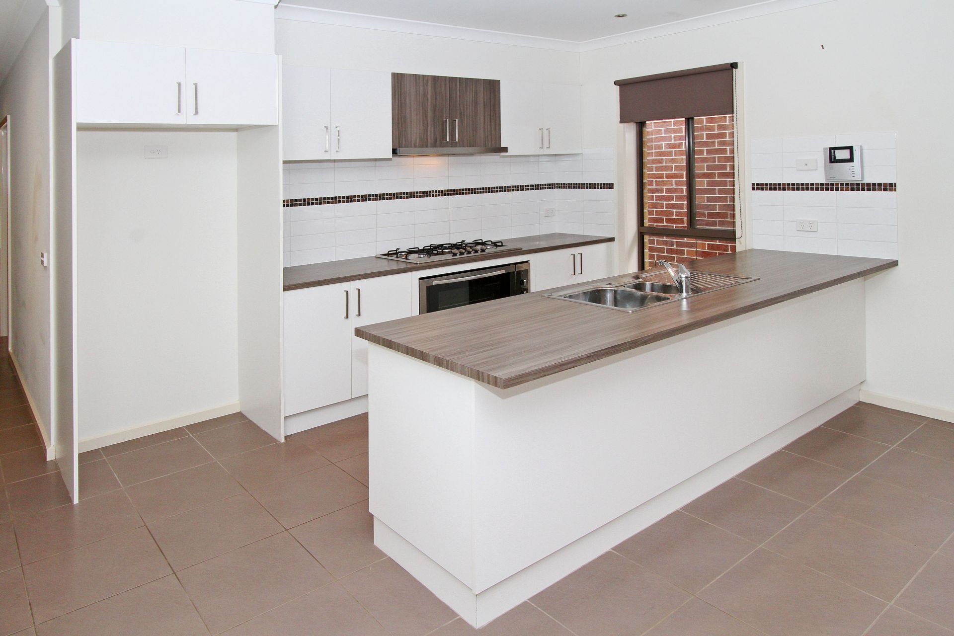 WALKING DISTANCE TO HAZEL GLEN COLLEGE!!!