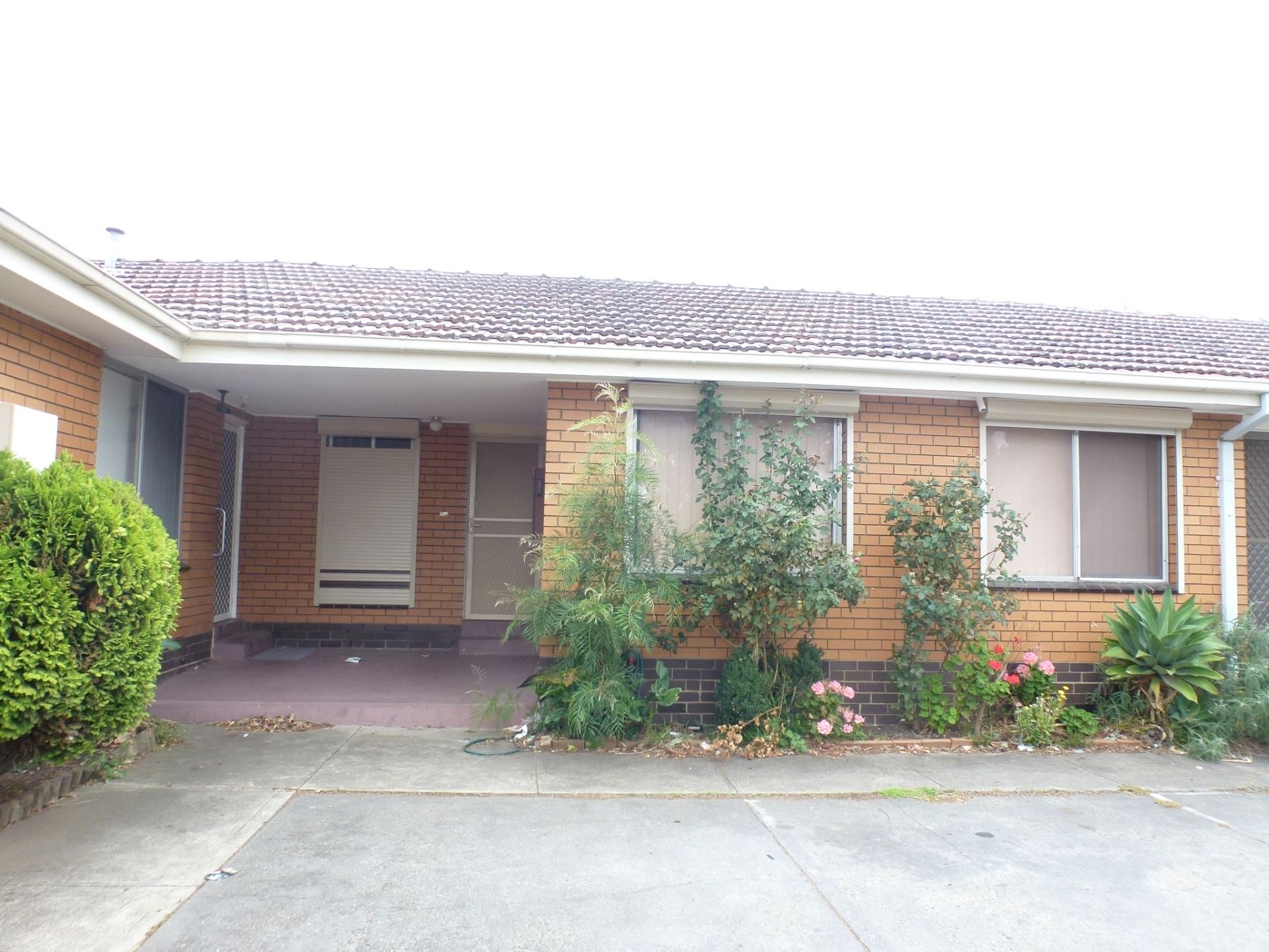 2 BEDROOM UNIT IN A PERFECT LOCATION!