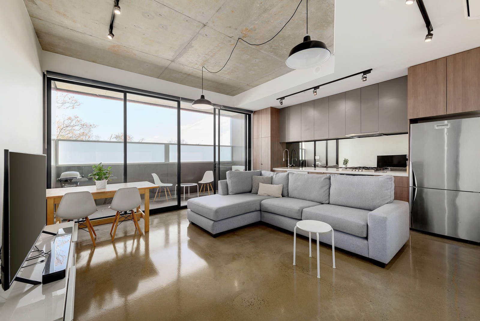 BOUTIQUE LIVING - SPACIOUS ONE BEDROOM PLUS STUDY