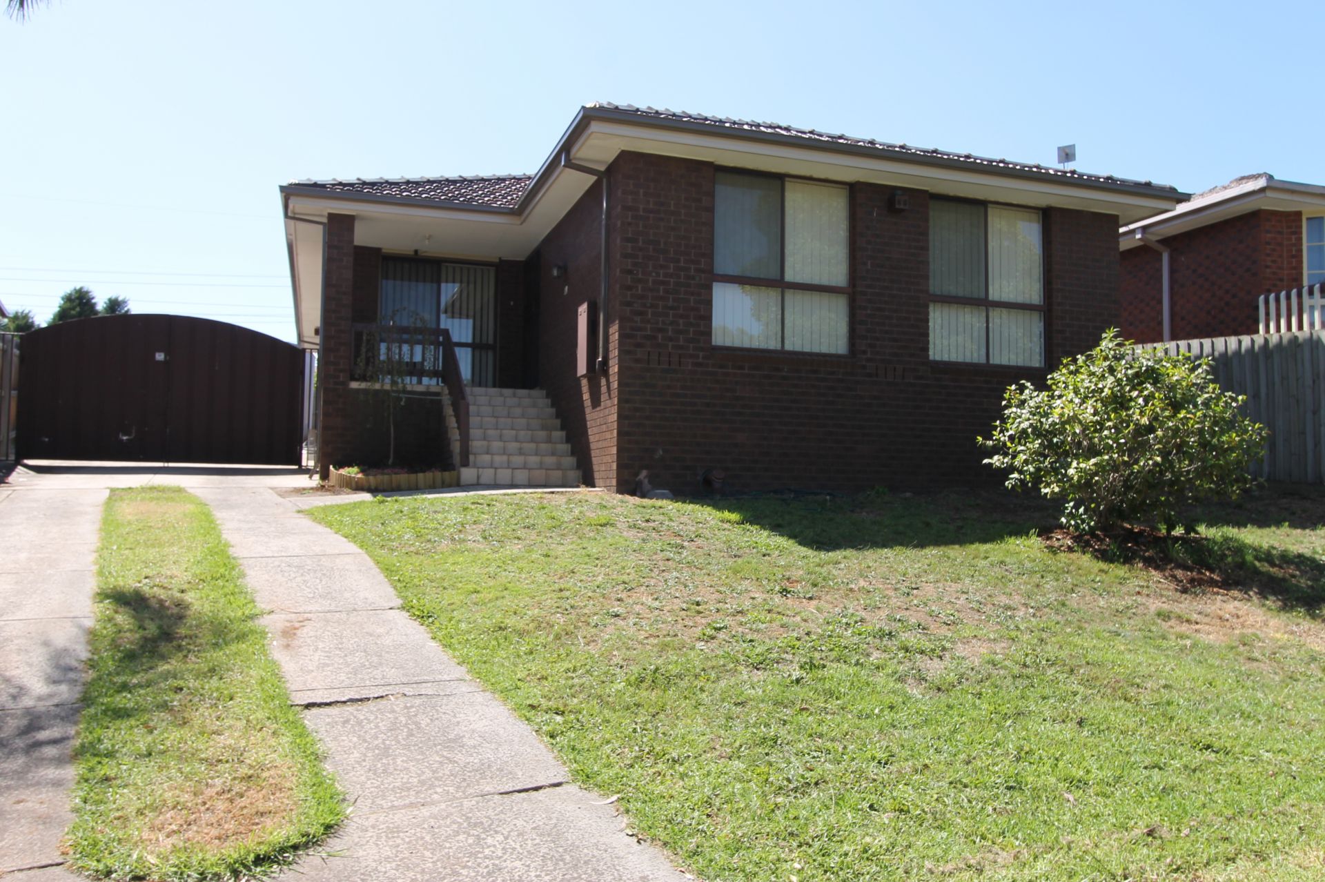 IF LOCATION IS WHAT YOU NEED... THIS IS THE HOME FOR YOU!!! * GARDENER INCLUDED*
