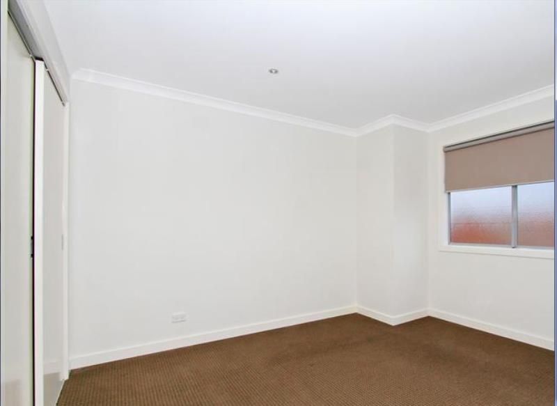 PRICE IS $270-$290PW LOOKING FOR A GREAT TENANT!