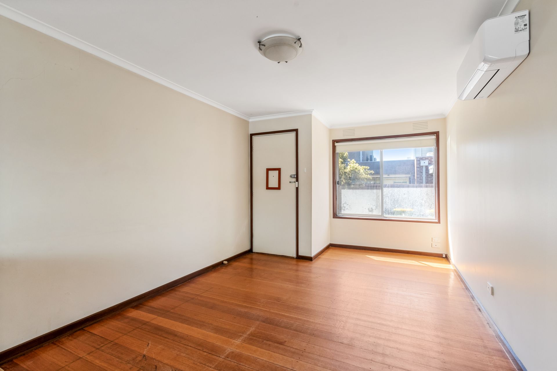 JUST A SHORT WALK FROM LA TROBE UNIVERSITY!