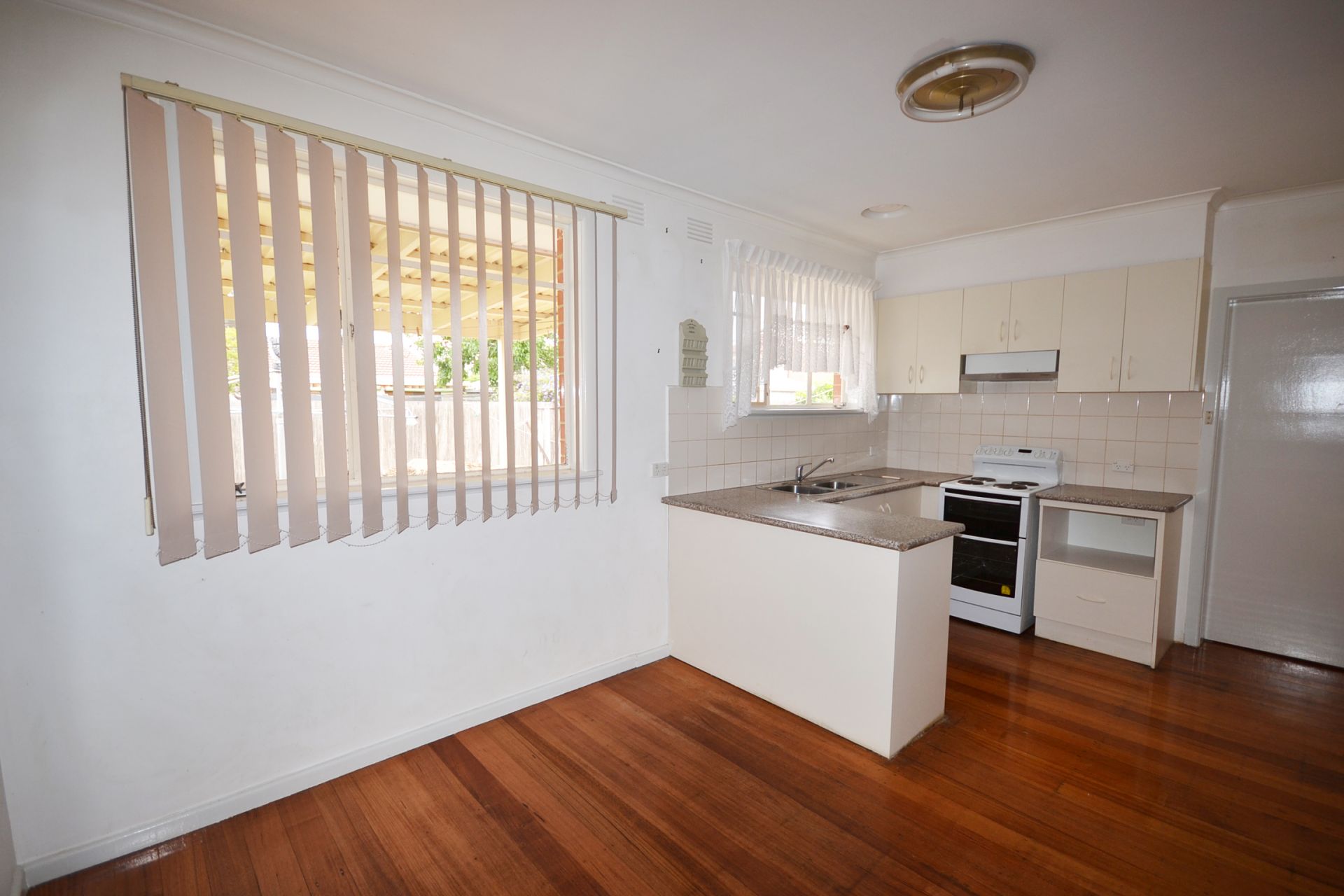 CLEAN AND TIDY 3 BEDROOM HOUSE