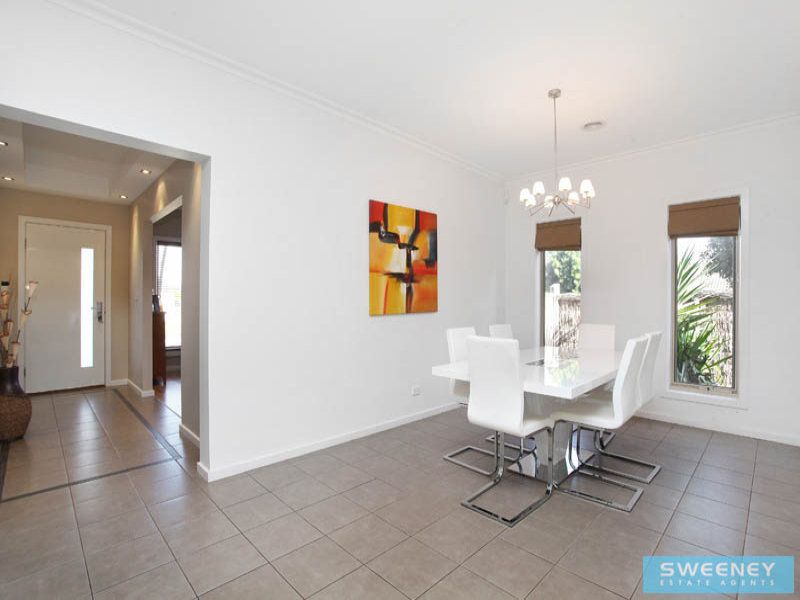6 Glen Drouitt Drive, Caroline Springs - Thumbnail 4