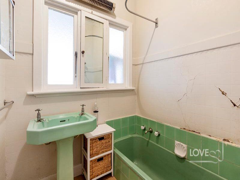 Spacious Art Deco Gem!