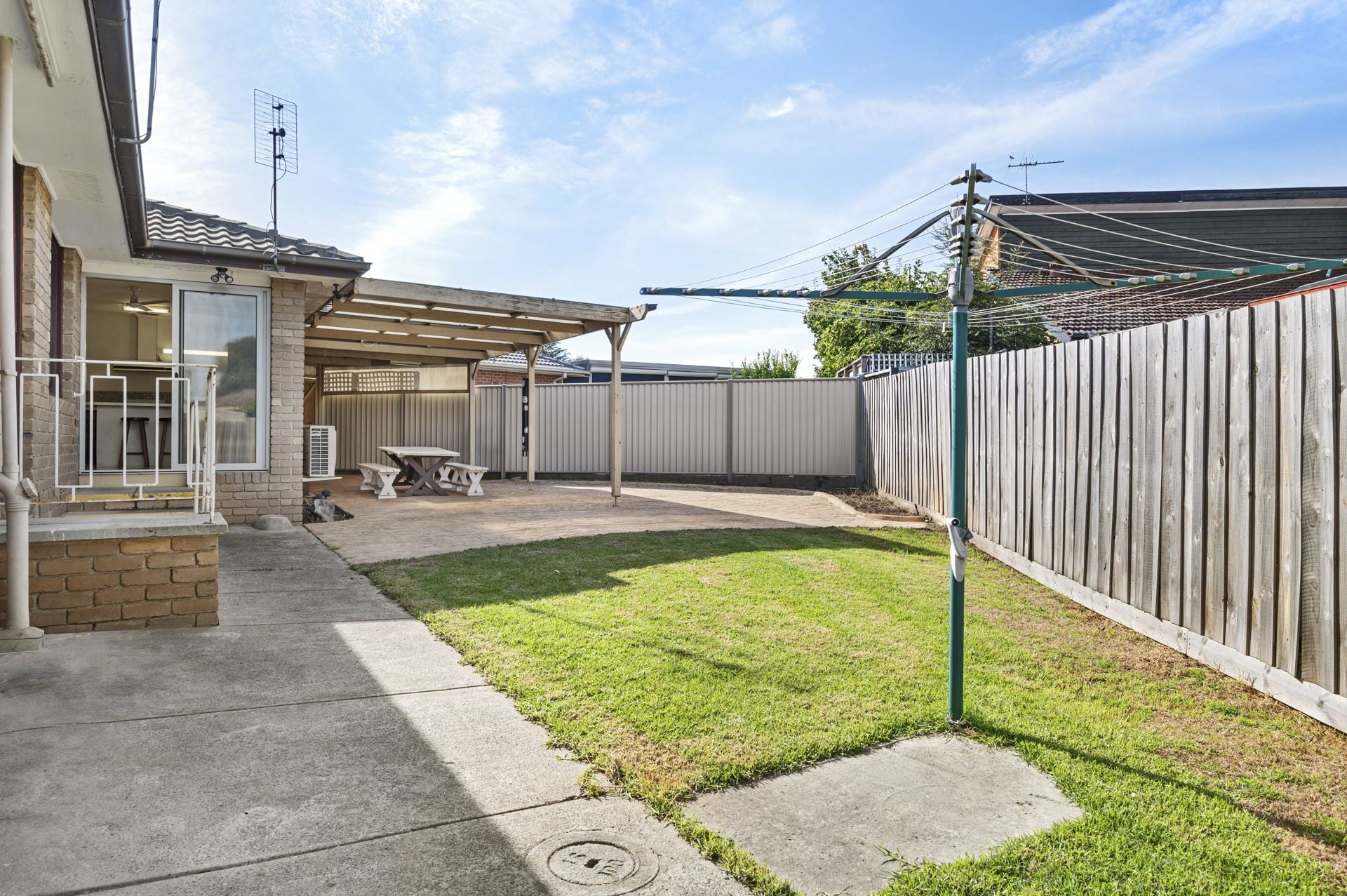 SUBSTANTIAL 4 BEDROOM FAMILY HOME - 646m2