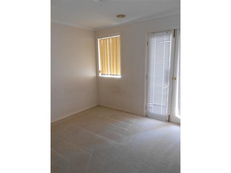 IDEALLY LOCATED, CLOSE TO PUBLIC TRANSPORT & RMIT