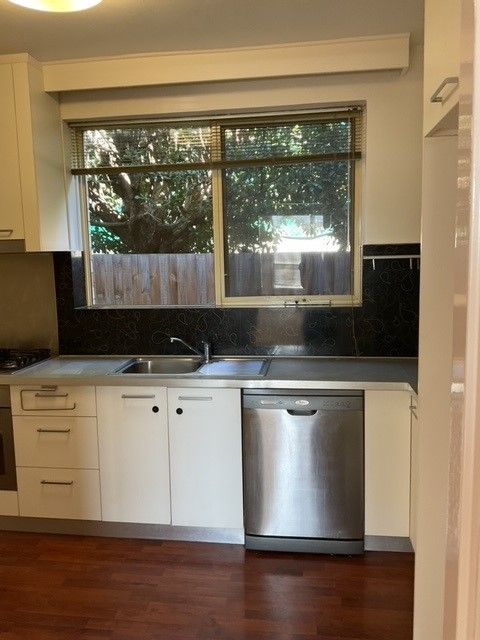 **LIGHT FILLED APARTMENT**