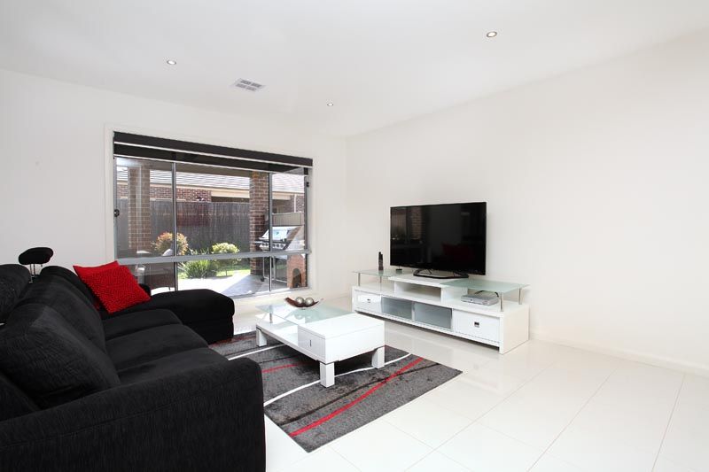 24 Broadway, Caroline Springs - Thumbnail 7