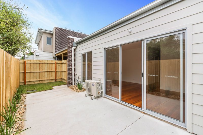 3/21 Deakin Street