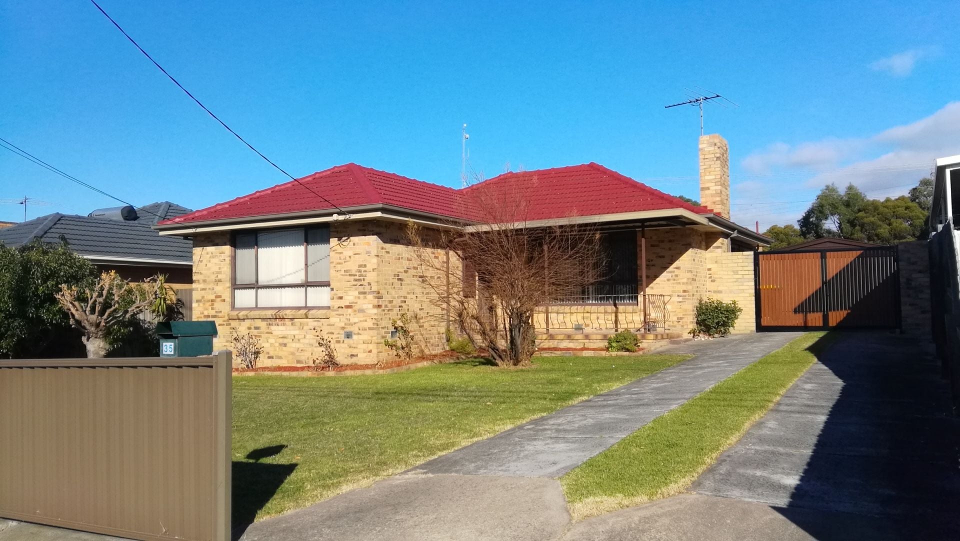 EXTRA LARGE WITHIN WALKING DISTANCE TO PLENTY ROAD SHOPS AND TRAM