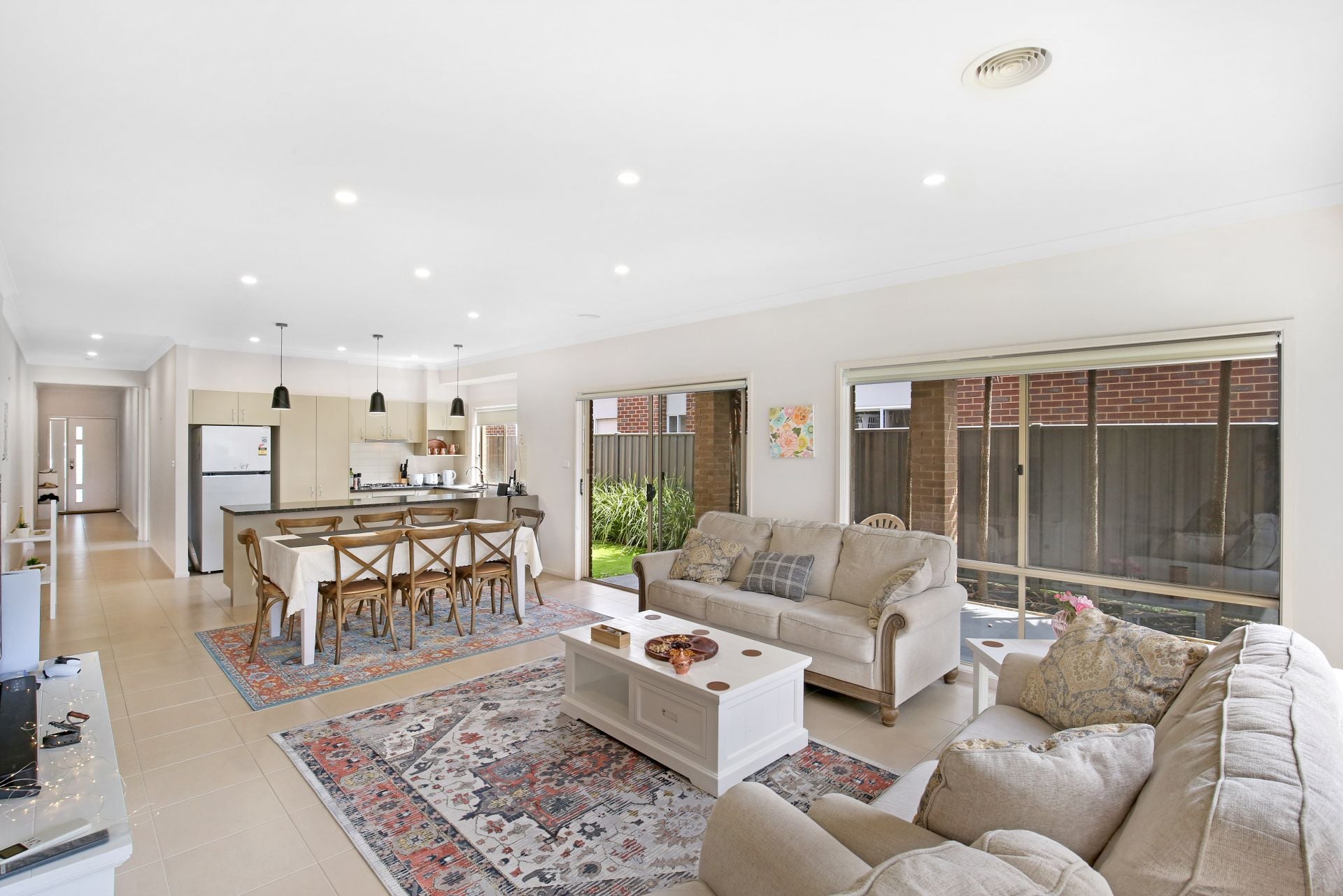 NEAT, COMPLETE AND OH SO CENTRAL!