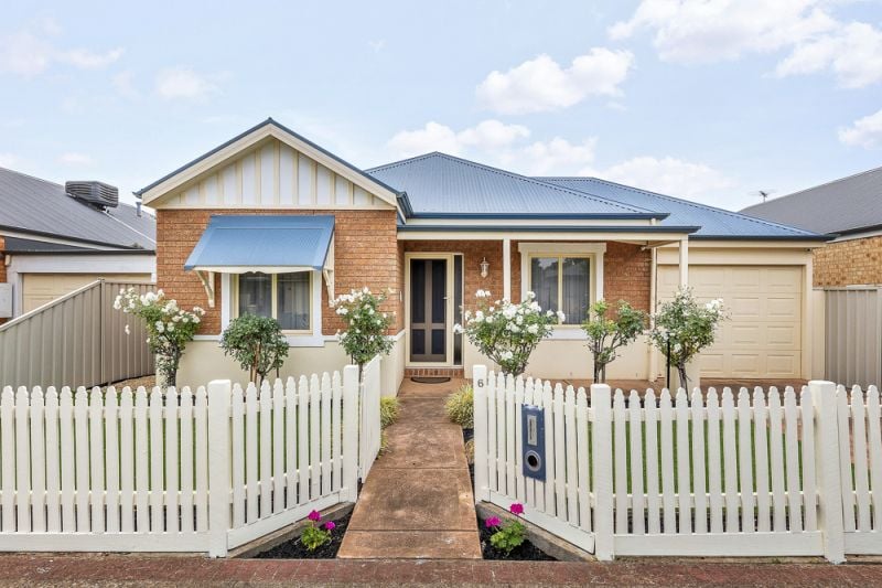 6 Lyme Park Circle, Caroline Springs - Thumbnail 2