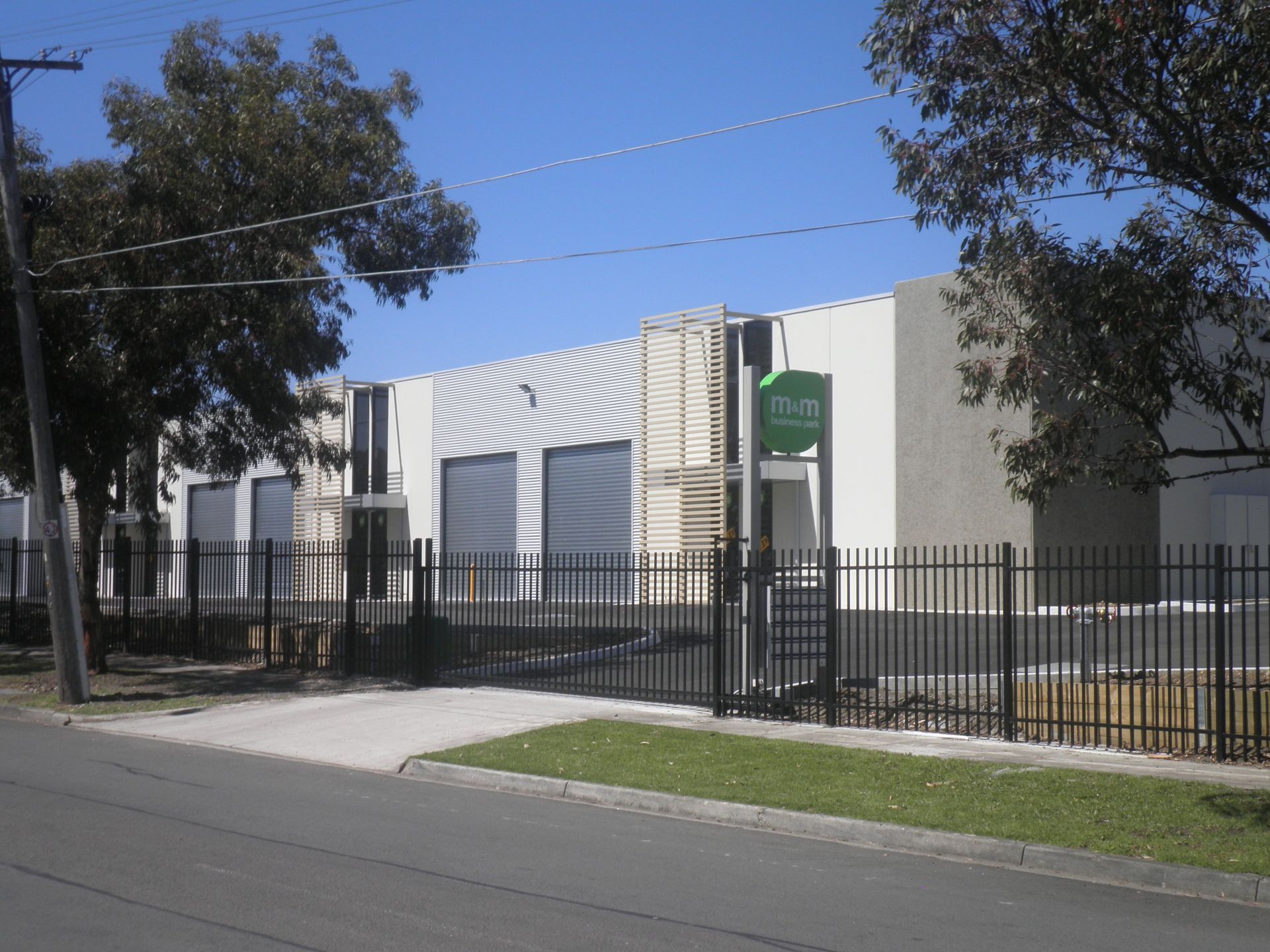 AS NEW 269.50 SQM OFFICE/WAREHOUSE WITH CREEK FRONTAGE M & M BUSINESS PARK
