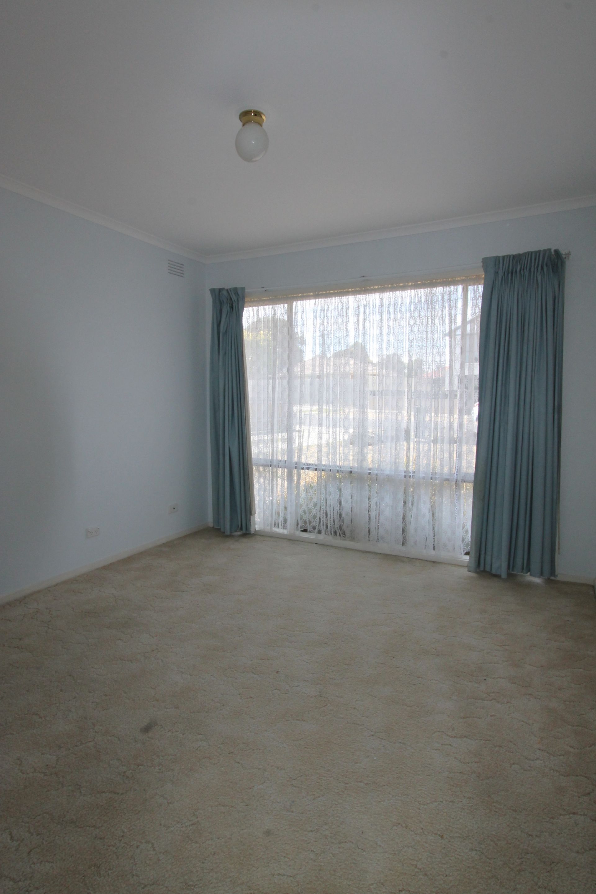 FAMILY HOME AND PERFECT LOCATION!!
