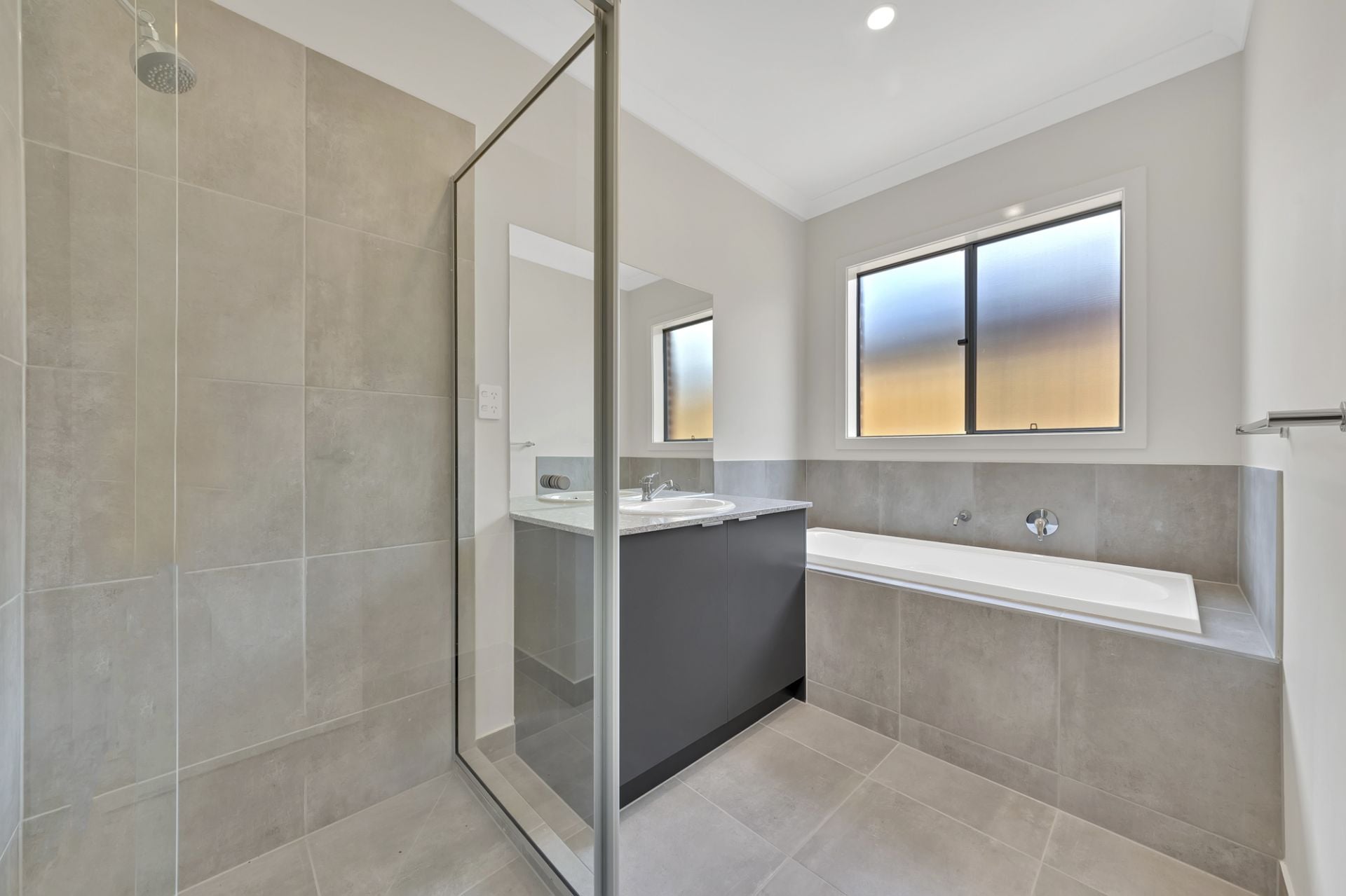 BRAND NEW A READY TO MOVE IN!