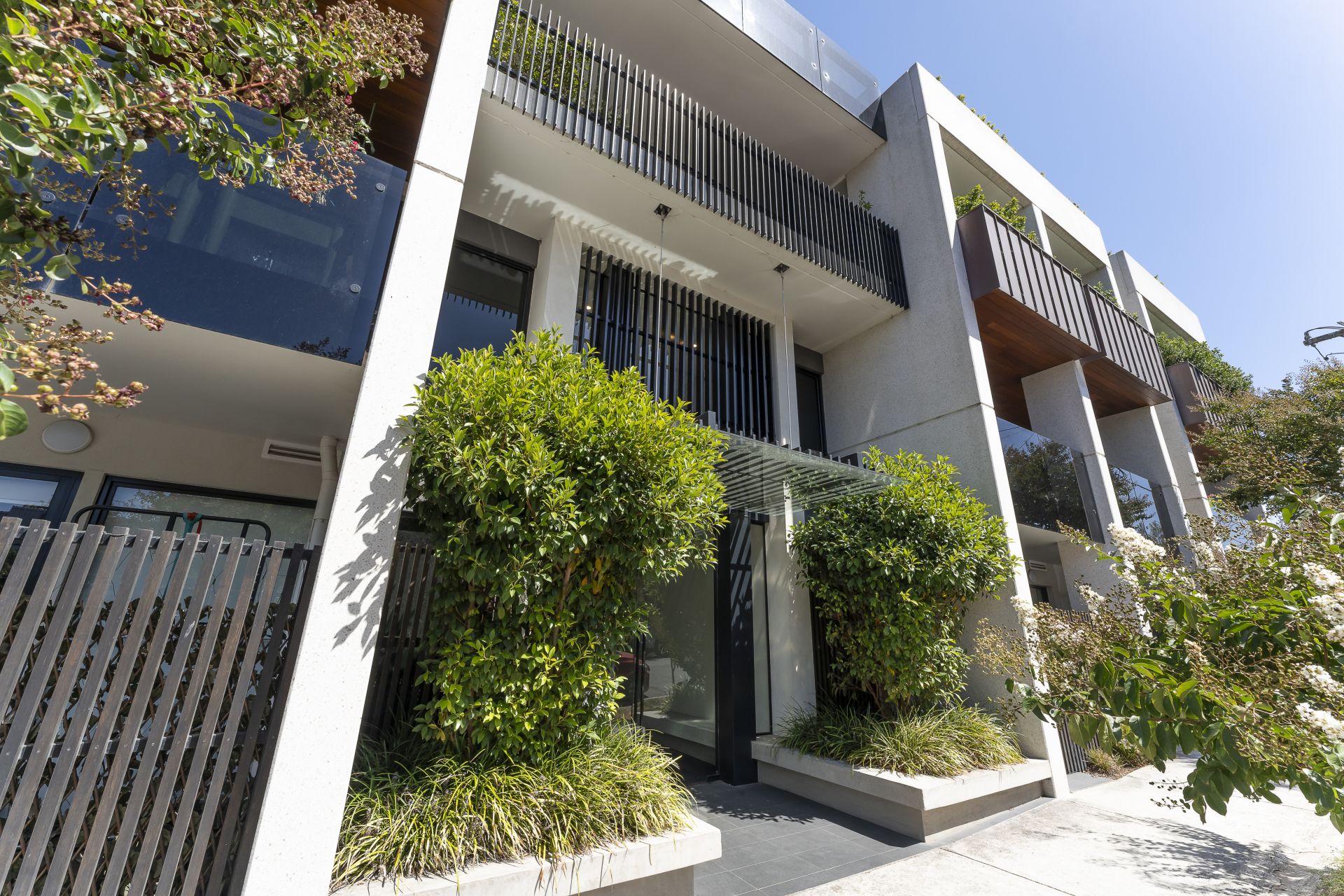 Luxurious Ground Floor Oasis: Prime Location, Elegant Living