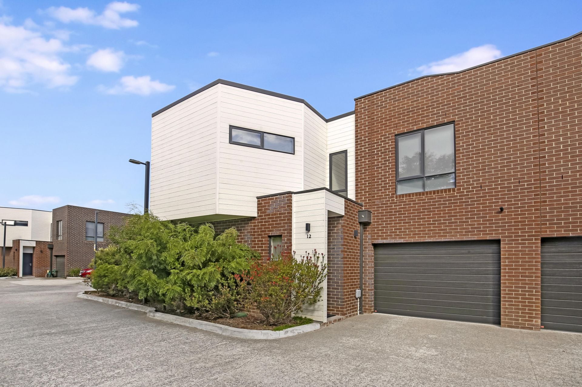 Lovely Townhouse in Convenient Location!