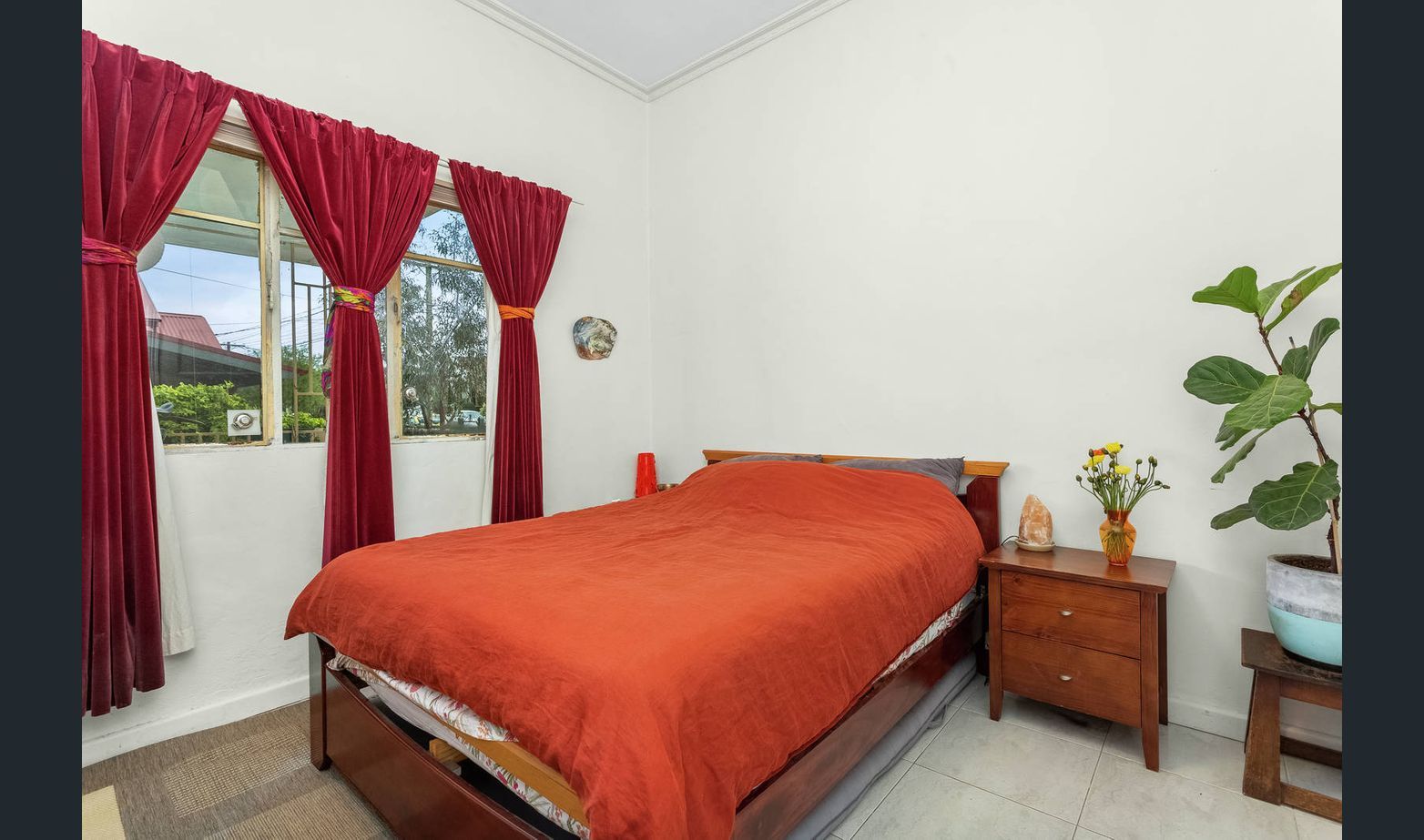 Modern Amenities On Thornbury Boarder